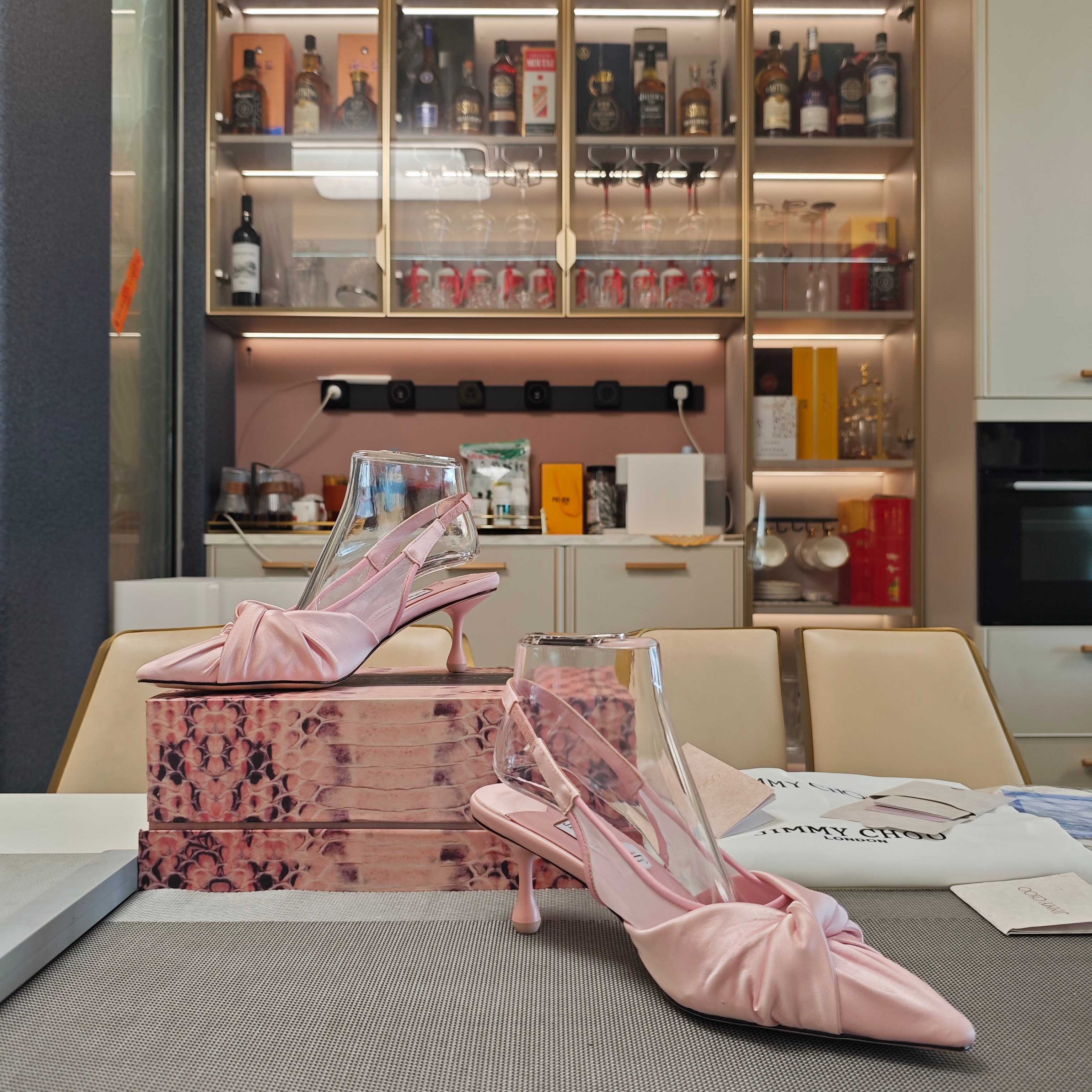 Jimmy Choo JlMMY CHOO周仰杰2026𝐬𝐬( 限量款3D蛇纹磁铁盒包装) ，低端勿比
