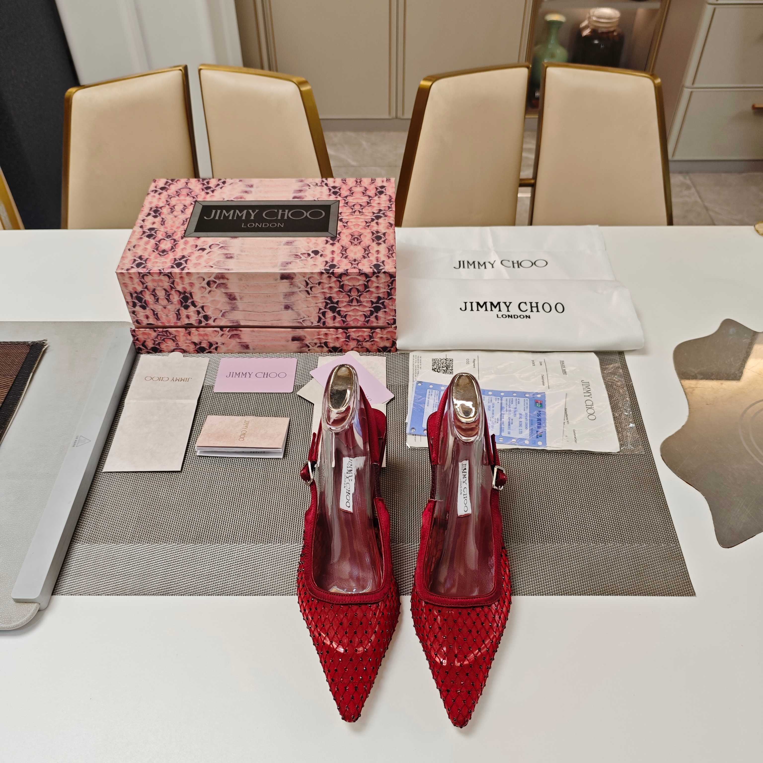 NO:925576,JlMMY CHOO Jimmy Choo 2026 (counter limited edition 3D snake pattern magnet box packaging) top version, no comparison with low-end. Modern shoes, this year Jimmy Choo's most popular water drop heel series is here, water drop shaped low heels, pointed toe personality and fashion come with simple pointed toe toe Swarovski crystal hot diamond fishnet slippers. 2026 will live up to the spring, wear Jimmy Choo for a romantic date in the romantic season hot diamond fishnet style  The high-end fishnet fabric is hot-drilled, noble and elegant, paired with high-end water drop heels and sheepskin lining, and the foot is full of elegance. The high-end and novel paint water drop low heels can quickly go out to capture the beautiful spring weather. Any beauty who puts on this series of shoes will immediately show the delicate shape of the foot stretching from the toes to the sides, and sweet tenderness blooms in every step.  Elegant colors, mixed with soft lighting, special materials and fashionable heels create a beautiful shoe, awakening a soft and excited mood to create a masterpiece casually. The relaxed attitude under the camera, softness and toughness, are innate. Add this new favorite to your collection, the bright and simple sandals with great color tension are favored by modern girls.  Fashionable foreign bloggers, famous models, and celebrities from all walks of life use the same trendy shoes to create unique sandals with charming postures and infinite style. Sexy pointed-toe shoes, simple and elegant, retro and modern or neat and clean solid colors, iconic heels, connected with neat lines to shine. The highlight moment is foolproof, and the brilliant style is up to you. The tough outline collides with the passionate tones, shining out the beauty of personality contrast. Jimmy Choo inlays the round luster on the toes.  Brighten up your outfit and make every moment dazzling! Shiny and moving, easy to seduce Jimmy Choo 2026 Spring and Summer Series Fiber colors bloom, brighten your daily style ———————————— Fabric imported fishnet material hot diamond. Interior material fine lambskin. Outsole Italian triple-A grade cowhide bottom. Heel height 4.5cm. Color matching: 4 colors. Matching code 35-39 (34 40)  41 42 43 Customized (non-returnable and non-exchangeable). The packaging is brand new and official upgraded version of the magnet clamshell shoe box (three-color snake pattern 3D three-dimensional Jc logo packaging box). It is unique in the country. High heels and sandals,jimmy choo,jimmy choo,sandals,high heels,slippers,cowhide,sheepskin19860909JlMMY CHOO周仰杰2026(专柜限量款3D蛇纹磁铁盒包装)顶级版本,低端勿比. 摩登鞋履,今年吉米周最流行的水滴跟系列来袭,水滴形矮跟,尖头个性时尚自带简约的尖头包头施华洛水晶烫钻渔网拖鞋. 2026不负春光 穿上 Jimmy Choo 赴约浪漫季节 烫钻渔网款   高端的渔网面料烫钻,高贵典雅,搭配上高档的水滴鞋跟与羊皮内衬,上脚气质满满. 高档新颖的烤漆水滴矮跟,快步出门,去捕捉斑斓春意,任一美女穿上这一系列鞋子,即刻展现细腻的脚形由脚尖至两侧舒展,甜美柔情绽放于步履款款之间..  淡雅色系,调配柔和光景,特殊材料与时尚鞋跟共创出一款美美鞋履,唤醒柔软又雀跃的心绪随性即成就杰作,镜头下的轻松态度,柔美与坚韧,与生俱来.将新宠纳入珍藏,鲜明而简约,极具色彩张力的凉鞋,独揽摩登女郎的青睐.  时尚国外博主、著名模特、各界名媛网红同款潮鞋,打造出与众不同、流转迷人姿态、风情无限个性凉鞋. 性感的尖头鞋型,简约大气,复古摩登或是利落干净的纯色,标志性跟鞋,以利落线条串联点点闪耀.高光时刻万无一失,斐然风采由你决定硬朗轮廓碰撞热情色调,闪耀出个性反差之美. Jimmy Choo 将圆润光泽镶嵌于足尖 为你的穿搭映亮魅力,璀璨每刻! 莹润动人,轻易动心 Jimmy Choo 2026春夏系列 纤彩绽放,映亮每日风采 ————————————— 面料进口渔网材料烫钻. 内料上等小羊皮. 大底意大利三A级牛皮底. 跟高4.5cm. 配色: 4色. 配码35－39（34 40 41 42 43定做不退不换）. 包装认清全新官方升级版磁铁翻盖鞋盒（三色蛇纹3D立体Jc标识包装盒）全国独家绝无仅有.,高跟鞋凉鞋,jimmy choo,jimmy choo,sandals,high heels,slippers,cowhide,sheepskin,Women's Shoes