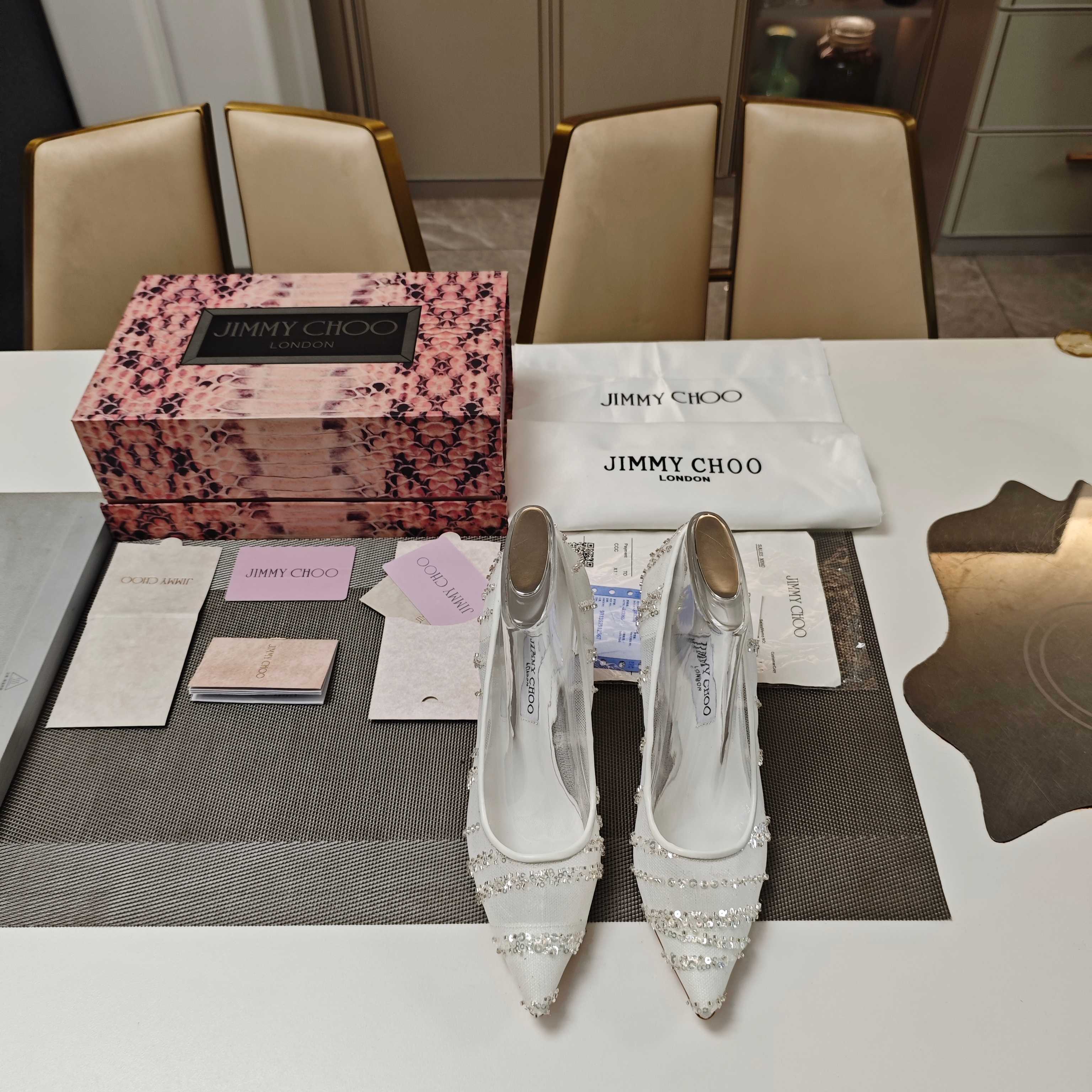 NO:925631,JlMMY CHOO Yangjie Zhou 2026 (counter model 3D grid magnet box packaging) top version, don't compare with low-end. Modern shoes, new bead stitching technology tulle fairy shoes, mesh see-through shoe series  ¨The new model of goddess sexy high-heeled shoes and personalized sandals in the counter. Fashionable foreign blogger 'Karen Wazen' has the same street style beautiful shoes. For 26 years, the counter has been focusing on the most beautiful beaded tulle see-through series. It is an exclusive and versatile item engraved with the name of the goddess and fairy. The mesh and diamond chain echo each other, sexy, cool, luxurious and high-end!  The style is bold and unique, fashionable and grand. It is perfect for street photography, allowing you to make blockbusters in seconds. Gradient tulle decorative beading technology, high heels that appear like shadows, handmade logo high heels, eye-catching pointed toes, higher upper openings, larger bag area, elegant and unique, made in Italy, elegant and beautiful wedding shoes. ·See-through tulle·Photos taken on the feet will instantly get you likes, the style changes with the lens, and Jimmy  Choo left perfect street photos together. The same style of street photos of fashion foreign blogger 'KarenWazen', the latest series of casual women's shoes in the counter, exclusive versatile items for goddesses and fairies, sexy, cool, luxurious and high-end!  The shape is bold and unique, fashionable and elegant. The must-have sandals in 2025 create unique sandals with charming posture and unlimited style. Jimmy Choo 2026 Autumn and Winter Series Stunning reunion, elegant encounter The beauty of collision is about to come in a dream ———————————— Fabric see-through tulle sequined sequins + cowhide Inner material: premium lambskin Outsole Italian triple-A grade cowhide sole Heel height 8.5cm Color: black and white  Matching code 35-39 (34 40 41 42 43 customized, non-refundable and non-exchangeable), high heels, jimmy choo, sandals, high heels, cowhide, sheepskin19860909JlMMY CHOO周仰杰2026(专柜款3D棱格磁铁盒包装)顶级版本,低端勿比. 摩登鞋履,新款珠片串缝工艺薄纱仙女单鞋,网纱透视鞋系列   ¨专柜新款女神性感高跟鞋个性凉鞋系.时尚国外博主“KarenWazen”同款街拍美鞋,26年专柜主打最美珠片薄纱透视系列,刻着女神仙女名字的专属百搭单品,网纱与钻链交相呼应,性感清冷奢华又高级！ 造型大胆别致,时髦大气.满分街拍,让你分分秒秒出大片.  渐变薄纱装饰珠片工艺,若影若现的高跟鞋,手工标志款高跟鞋,吸睛个性尖头,鞋面开口较高,包面面积更大,优雅别致,意大利制作,优雅靓丽的婚鞋之选. ·透视薄纱·上脚拍图即刻让你占领点赞,风格千变镜头相随,与Jimmy Choo一起留下满分街拍.  时尚国外博主“KarenWazen”同款街拍美鞋,专柜最新便装女鞋系列,女神仙女的专属百搭单品,性感清冷奢华又高级！ 造型大胆别致,时髦大气. 2025必备凉鞋,打造出与众不同、流转迷人姿态、风情无限个性凉鞋. Jimmy Choo 2026秋冬系列 重逢惊艳,优雅邂逅 碰撞之美即将驭梦而来 ————————————— 面料透视薄纱串缝珠片+牛皮 内料上等小羊皮 大底意大利三A级牛皮底 跟高8.5cm 配色: 黑色与白色 配码35－39（34 40 41 42 43定做不退不换）,高跟鞋单鞋,jimmy choo,sandals,high heels,cowhide,sheepskin,Women's Shoes