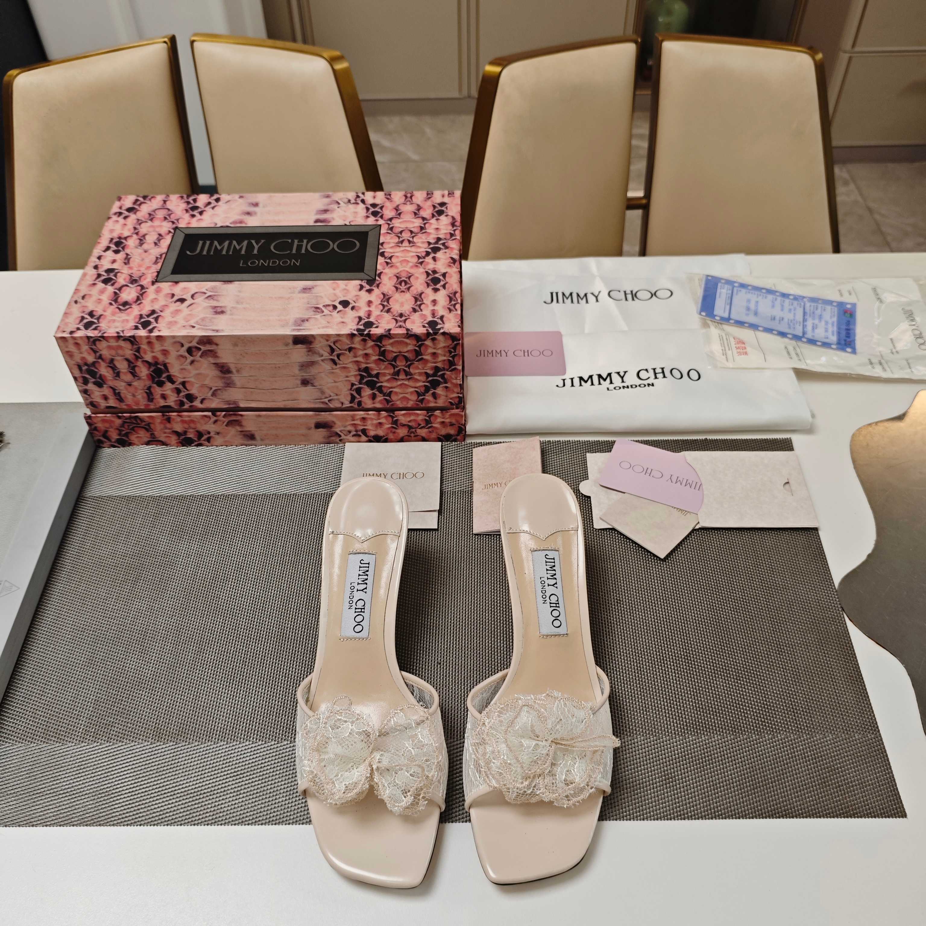 NO:925595,JlMMY CHOO Jimmy Choo 2026 (counter model 3D lattice magnet box packaging) top version, don't compare with low-end. Modern shoes, new galaxy romantic lace net fairy sandals and slippers, lace net flower decoration see-through shoe series. Fashionable foreign bloggers have the same street style shoes, the counter features the latest see-through series. Sandra Choi brought lace peonies to the Milan fashion show, and at the same time implanted bold designs in shoes, sexy, cool, luxurious and high-end!  The shape is bold and unique, fashionable and grand. It is perfect for street photography, allowing you to make blockbusters in seconds. The white mesh square-toe heels decorated with peony flowers are the signature low-heeled sandals of the LOVE series, 'lace upper design'. The flower-decorated flower heads are spliced with eye-catching and personalized square toes. The upper opening is higher and the cover area is larger, elegant and chic. The shiny toe is decorated with lace see-through fabric, made in Italy, an elegant and beautiful wedding shoe choice.  Sexy and stunning shoes, photos taken on your feet will instantly win you likes. The style can be followed by a variety of lenses, and you will leave a perfect street photo with Jimmy Choo. Jimmy Choo 2026 Spring and Summer Series A stunning reunion, an elegant encounter, the beauty of collision is about to come in a dream ————————————————————————————————————————————————————————————— Imported embroidered lace fabric, fine lambskin lining, outsole, Italian triple-A grade cowhide, 4.5cm heel height, color: black, white, apricot pink  Available in 4 colors. Matching sizes 35-39 (34 40 41 42 are customized and non-returnable and non-exchangeable), high heels and slippers, jimmy choo, sandals, high heels, slippers, cowhide, sheepskin19860909JlMMY CHOO周仰杰2026(专柜款3D棱格磁铁盒包装)顶级版本,低端勿比. 摩登鞋履,新款星河浪漫蕾丝网仙女凉鞋拖鞋,蕾丝网花朵饰透视鞋系列   时尚国外博主同款街拍美鞋,专柜主打最新透视系列.SandraChoi把蕾丝牡丹花搬进米兰时装秀,同时植入鞋履的大胆设计,性感清冷奢华又高级！ 造型大胆别致,时髦大气.满分街拍,让你分分秒秒出大片.  牡丹花头装饰白色网纱方头跟鞋LOVE系列标志款矮跟凉鞋,“蕾丝的鞋面设计”.花朵装饰花头拼接吸睛个性方头,鞋面开口较高,包面面积更大,优雅别致.闪亮鞋头装饰蕾丝透视面料,意大利制作,优雅靓丽的婚鞋之选. 性感惊艳鞋履,上脚拍图即刻让你占领点赞,风格千变镜头相随,与Jimmy Choo一起留下满分街拍.  Jimmy Choo 2026春夏系列 重逢惊艳,优雅邂逅 碰撞之美即将驭梦而来 ————————————— 面料进口刺绣蕾丝 内料上等小羊皮 大底意大利三A级牛皮底 跟高4.5cm 配色: 黑 白 杏 粉 4色齐发. 配码35－39（34 40 41 42定做不退不换）,高跟鞋拖鞋,jimmy choo,sandals,high heels,slippers,cowhide,sheepskin,Women's Shoes