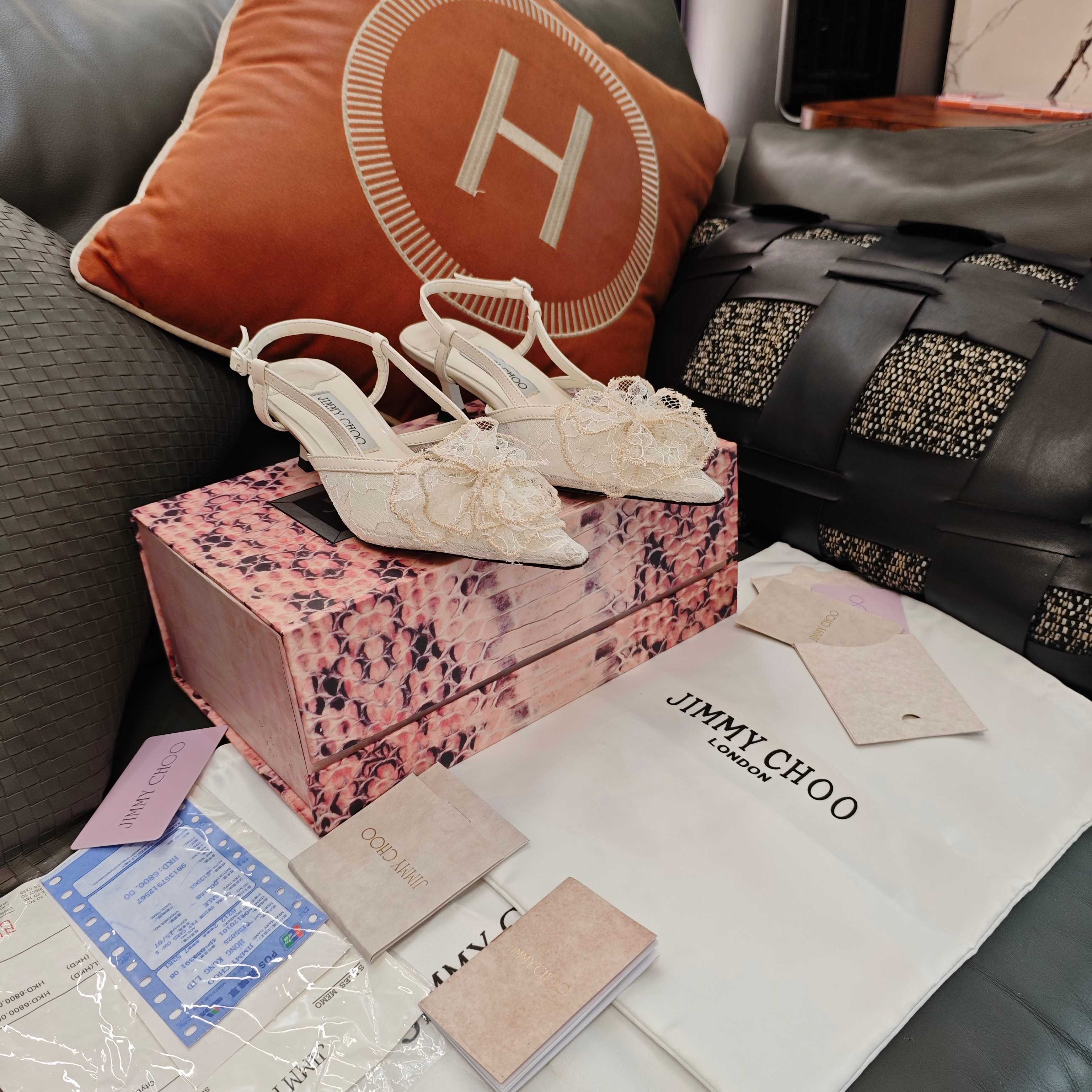 NO:925614,JlMMY CHOO Jimmy Choo 2026 (counter model 3D lattice magnet box packaging) top version, don't compare with low-end. Modern shoes, new galaxy romantic lace net fairy half-toe toe slippers, lace net flower decoration see-through shoe series. Fashionable foreign bloggers have the same street style shoes, the counter features the latest see-through series. Sandra Choi brought lace peonies to the Milan fashion show, and at the same time implanted bold designs in shoes, sexy, cool, luxurious and high-end!  The style is bold and unique, fashionable and grand. It is perfect for street photography, allowing you to make blockbusters in seconds. The white mesh pointed-toe heels decorated with peony flowers are the signature low-heeled sandals of the LOVE series, 'lace upper design'. The flower-decorated flower heads are spliced with eye-catching sexy pointed toes, and the upper is lace electric embroidered. The cover area is larger, elegant and chic. The shiny toe is decorated with lace see-through fabric, made in Italy, and is an elegant and beautiful wedding shoe choice.  Sexy and stunning shoes, photos taken on your feet will instantly win you likes. The style can be followed by a variety of lenses, and you will leave a perfect street photo with Jimmy Choo. Jimmy Choo 2026 Spring and Summer Series A stunning reunion, an elegant encounter, the beauty of collision is about to come in a dream ————————————————————————————————————————————————————————————— Imported embroidered lace fabric, fine lambskin lining, outsole, Italian triple-A grade cowhide, 4.5cm heel height, color: black, white, apricot pink  Available in 4 colors. Matching sizes 35-39 (34 40 41 42 are customized and non-returnable and non-exchangeable), high heels and slippers, jimmy choo, sandals, high heels, slippers, cowhide, sheepskin19860909JlMMY CHOO周仰杰2026(专柜款3D棱格磁铁盒包装)顶级版本,低端勿比. 摩登鞋履,新款星河浪漫蕾丝网仙女半拖包头拖鞋,蕾丝网花朵饰透视鞋系列   时尚国外博主同款街拍美鞋,专柜主打最新透视系列.SandraChoi把蕾丝牡丹花搬进米兰时装秀,同时植入鞋履的大胆设计,性感清冷奢华又高级！ 造型大胆别致,时髦大气.满分街拍,让你分分秒秒出大片.  牡丹花头装饰白色网纱尖头跟鞋LOVE系列标志款矮跟凉鞋,“蕾丝的鞋面设计”.花朵装饰花头拼接吸睛性感尖头,鞋面蕾丝电绣,包面面积更大,优雅别致.闪亮鞋头装饰蕾丝透视面料,意大利制作,优雅靓丽的婚鞋之选. 性感惊艳鞋履,上脚拍图即刻让你占领点赞,风格千变镜头相随,与Jimmy Choo一起留下满分街拍.  Jimmy Choo 2026春夏系列 重逢惊艳,优雅邂逅 碰撞之美即将驭梦而来 ————————————— 面料进口刺绣蕾丝 内料上等小羊皮 大底意大利三A级牛皮底 跟高4.5cm 配色: 黑 白 杏 粉 4色齐发. 配码35－39（34 40 41 42定做不退不换）,高跟鞋拖鞋,jimmy choo,sandals,high heels,slippers,cowhide,sheepskin,Women's Shoes