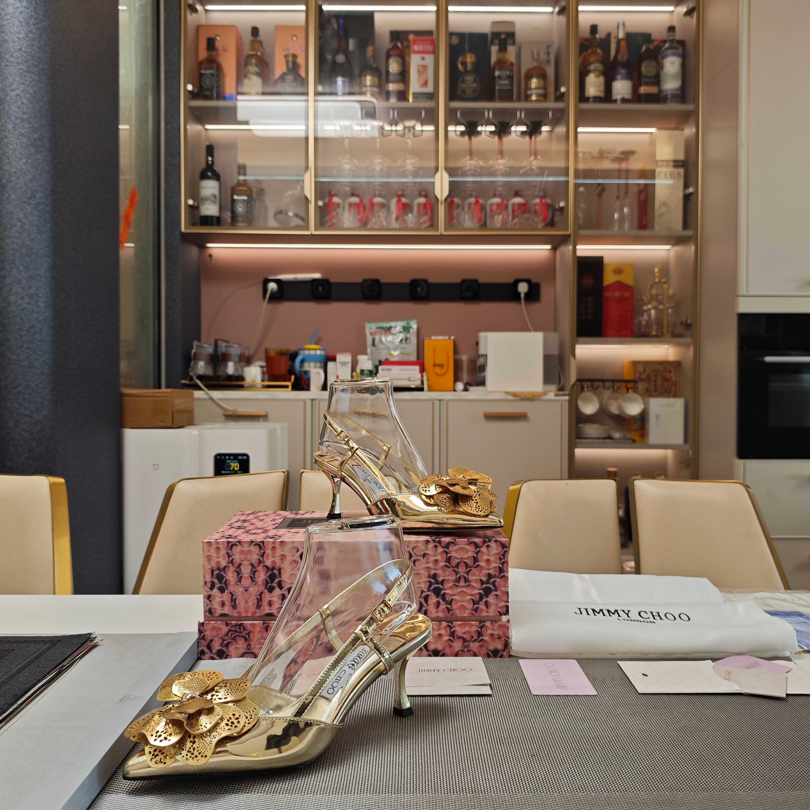 NO:925505,JlMMY CHOO Jimmy Choo 2026 (counter model 3D prism magnet box packaging) top version, don't compare with low-end. Modern shoes, new laser punched three-dimensional petal decorated semi-toe slippers, laser punched flower decorated heel shoes series. Fashionable foreign bloggers have the same street style shoes, the counter features the latest laser engraving and punching genuine leather carvings. Sandra Choi brings floral art to the Milan fashion show, and at the same time implants bold designs in shoes, sexy, cool, luxurious and high-end!  The shape is bold and unique, fashionable and grand. It is perfect for street photography, allowing you to make blockbusters in seconds. The imported sheepskin pointed-toe heel shoes with laser-engraved flower head are the signature low-heeled sandal half slippers of the LOVE series, 'all-leather upper design'. The flower-decorated flower head is spliced with eye-catching sexy pointed toes, and the flower head on the upper is laser-engraved, making it elegant and chic. Shiny toe decorative fabric, made in Italy, is an elegant and beautiful wedding shoe choice.  Sexy and stunning shoes, photos taken on your feet will instantly win you likes. The style can be followed by a variety of lenses, and you will leave a perfect street photo with Jimmy Choo. Jimmy Choo 2026 Spring and Summer Series A stunning reunion, an elegant encounter, the beauty of collision is about to come in a dream ————————————————————————————————————————————————————————————————————————————————————————The fabric is imported sheepskin and metal mirror.  Available in 4 colors. Available in sizes 35-39 (34, 40, 41, 42, custom made, non-refundable and non-exchangeable), high heels and sandals, jimmy choo, sandals, high heels, slippers, cowhide, sheepskin19860909JlMMY CHOO周仰杰2026(专柜款3D棱格磁铁盒包装)顶级版本,低端勿比. 摩登鞋履,新款激光冲孔立体花瓣装饰半拖包头拖鞋,激光打孔花朵饰跟鞋系列   时尚国外博主同款街拍美鞋,专柜主打最新激光雕刻冲孔真皮雕花.SandraChoi把花卉艺术搬进米兰时装秀,同时植入鞋履的大胆设计,性感清冷奢华又高级！ 造型大胆别致,时髦大气.满分街拍,让你分分秒秒出大片.  激光雕刻花头装饰进口羊皮尖头跟鞋LOVE系列标志款矮跟凉半拖鞋,“全皮的鞋面设计”.花朵装饰花头拼接吸睛性感尖头,鞋面花头激光雕刻,优雅别致.闪亮鞋头装饰面料,意大利制作,优雅靓丽的婚鞋之选. 性感惊艳鞋履,上脚拍图即刻让你占领点赞,风格千变镜头相随,与Jimmy Choo一起留下满分街拍.  Jimmy Choo 2026春夏系列 重逢惊艳,优雅邂逅 碰撞之美即将驭梦而来 ————————————— 面料进口进口羊皮和金属镜面 内料上等小羊皮 大底意大利三A级牛皮底 跟高5cm 配色: 黑色 米白 绿色 金色 4色齐发. 配码35－39（34 40 41 42定做不退不换）,高跟鞋凉鞋,jimmy choo,sandals,high heels,slippers,cowhide,sheepskin,Women's Shoes