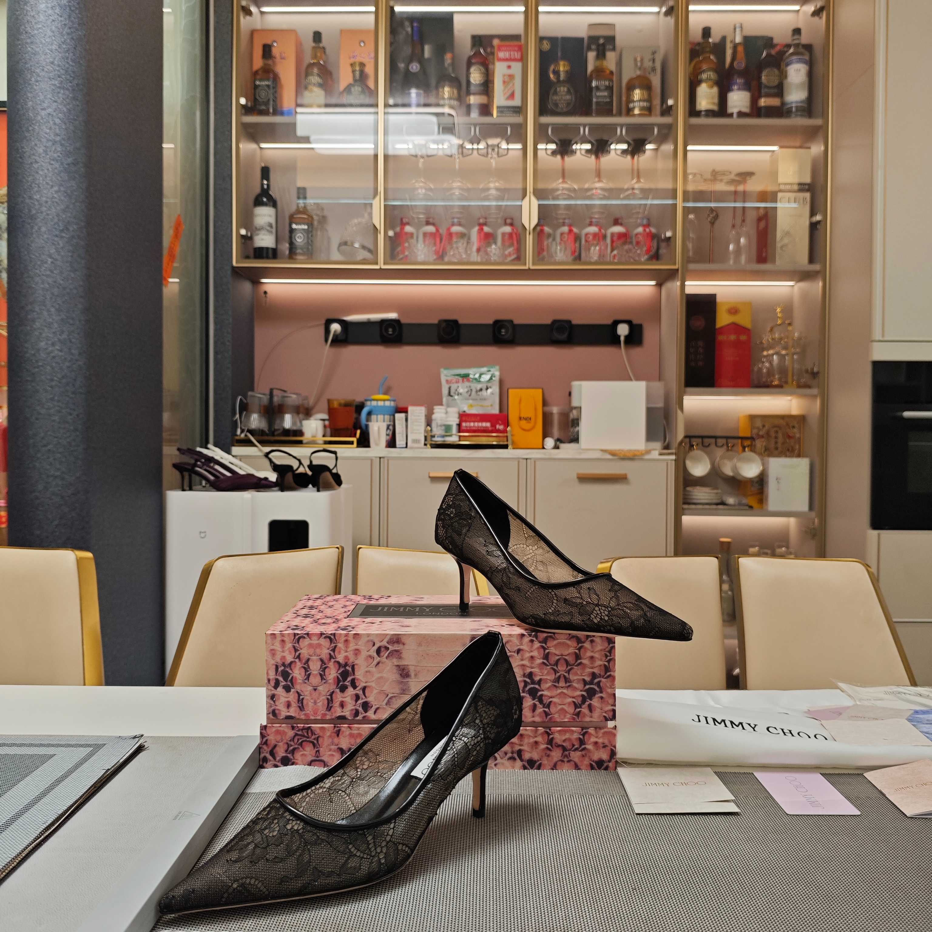 NO:925556,JlMMY CHOO Jimmy Choo 2026 (counter model 3D grid magnet box packaging) top version, don't compare with low-end. Modern shoes, new galaxy romantic lace mesh fairy high-heeled shoes, lace mesh see-through shoes series 6.5cm version Fashionable foreign bloggers have the same street style shoes, the counter features the latest see-through series. Sandra Choi brought oversized paper peonies to the Milan fashion show, and at the same time implanted bold designs in shoes, sexy, cool, luxurious and high-end!  The shape is bold and unique, fashionable and elegant. It is perfect for street photography, allowing you to make blockbusters in seconds. Multi-texture electric embroidered lace decorated pointed toe high heels are the signature high heels of the LOVE series, 'lace upper design'. The toe is lined with eye-catching and personalized pointed toes, the upper opening is higher, the cover area is larger, elegant and unique. The shiny toe is decorated with lace see-through fabric, made in Italy, an elegant and beautiful wedding shoe choice.  Sexy and stunning shoes, photos taken on your feet will instantly win you likes. The style can be followed by a thousand shots, and you will leave a perfect street photo with Jimmy Choo. Jimmy Choo 2026 Spring and Summer Series A stunning reunion, an elegant encounter, the beauty of collision is about to come in a dream ——————————————The fabric is imported embroidered lace.  Matching code 35-39 (34 40 41 42 customized, non-refundable and non-exchangeable)., single shoes, jimmy choo, high heels, cowhide, sheepskin19860909JlMMY CHOO周仰杰2026(专柜款3D棱格磁铁盒包装)顶级版本,低端勿比. 摩登鞋履,新款星河浪漫蕾丝网仙女高跟单鞋,蕾丝网透视鞋系列 6.5cm版  时尚国外博主同款街拍美鞋,专柜主打最新透视系列.SandraChoi把超大纸艺牡丹搬进米兰时装秀,同时植入鞋履的大胆设计,性感清冷奢华又高级！ 造型大胆别致,时髦大气.满分街拍,让你分分秒秒出大片.  多纹电绣蕾丝装饰尖头高跟鞋LOVE系列标志款高跟鞋,“蕾丝的鞋面设计”.鞋头内衬拼接吸睛个性尖头,鞋面开口较高,包面面积更大,优雅别致.闪亮鞋头装饰蕾丝透视面料,意大利制作,优雅靓丽的婚鞋之选. 性感惊艳鞋履,上脚拍图即刻让你占领点赞,风格千变镜头相随,与Jimmy Choo一起留下满分街拍.  Jimmy Choo 2026春夏系列 重逢惊艳,优雅邂逅 碰撞之美即将驭梦而来 ————————————— 面料进口刺绣蕾丝 内料上等小羊皮 大底意大利三A级牛皮底 跟高6.5cm 配色: 2色入 配码35－39（34 40 41 42 定做不退不换）.,单鞋,jimmy choo,high heels,cowhide,sheepskin,Women's Shoes