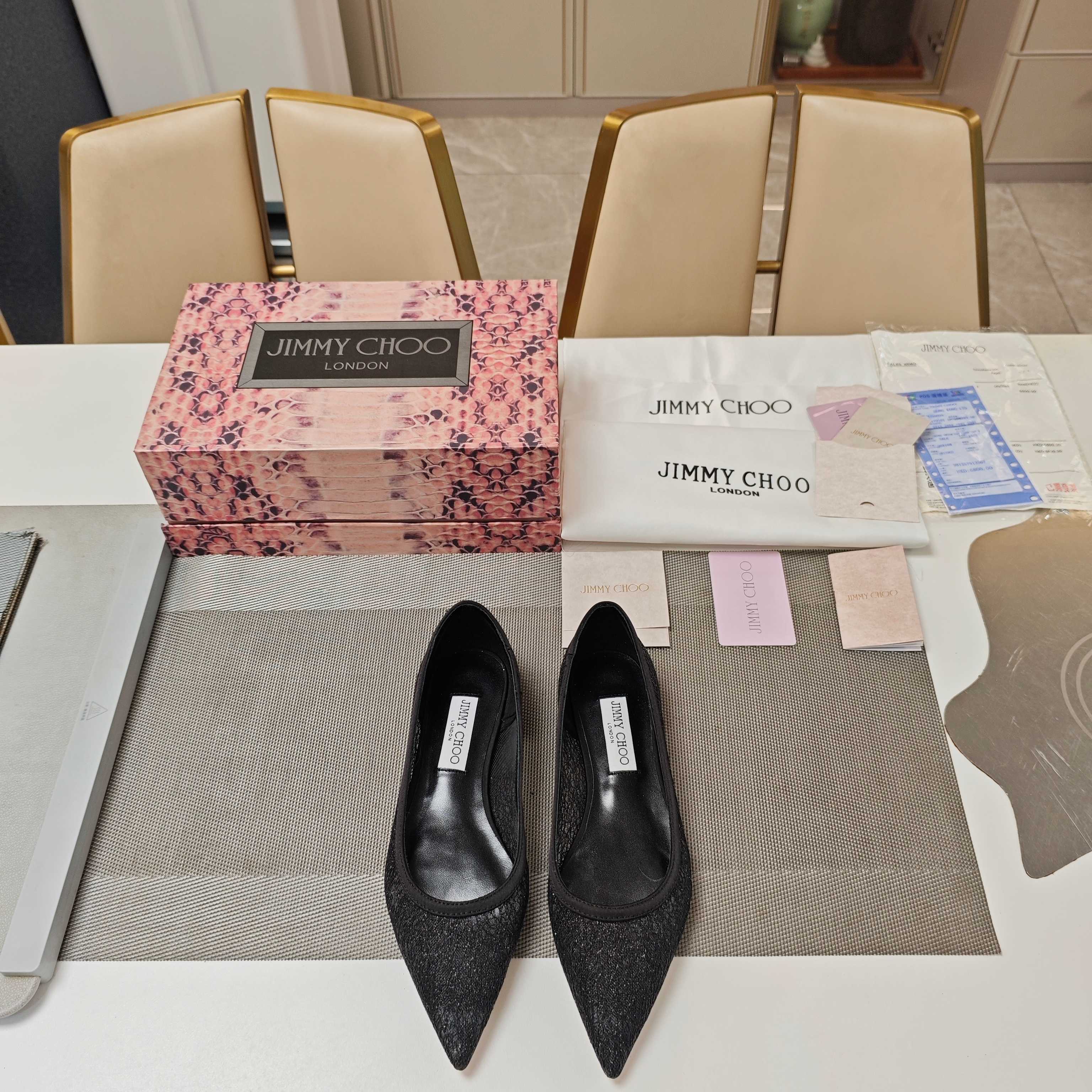 NO:925566,JlMMY CHOO Jimmy Choo 2026 (counter model 3D grid magnet box packaging) top version, low-end no comparison. Modern shoes, new galaxy romantic lace mesh fairy high heels and flat shoes, bright pink electric embroidery lace mesh see-through shoe series 6.5cm version and flat shoes  Fashionable foreign bloggers have the same style of street-style shoes, and the counter features the latest see-through series. The Milan fashion show introduces popular styles for the show, and the shiny electric embroidered lace mesh with glitter is embedded into the bold design of the shoes, which is sexy, cool, luxurious and high-end!  The style is bold and unique, fashionable and grand. It is perfect for street photography, allowing you to make blockbusters in seconds. The shiny multi-grain electric embroidered lace-decorated pointed-toe high-heeled shoes are the signature high-heeled shoes of the LOVE series, 'lace net see-through upper design'. The toe is lined with eye-catching and personalized pointed toes, the upper opening is higher, and the cover area is larger, elegant and unique. The shiny toe is decorated with lace see-through fabric, made in Italy, and is an elegant and beautiful wedding shoe choice.  Sexy and stunning shoes, photos taken on the feet will instantly win you likes. The style can be followed by a variety of lenses, leaving perfect street photos with Jimmy Choo. Jimmy Choo 2026 Spring and Summer Series Stunning reunion, elegant encounter, the beauty of collision is about to come in dreams ————————————————————————————————————————The fabric is imported bright pink electric embroidery lace mesh, the lining is fine lambskin, the outsole is Italian triple-A cowhide leather sole, the heel height is 6.5cm, and the flat sole. Color matching:  3 colors available, matching sizes 35-39 (34 40 41 42, customized, non-returnable and non-exchangeable). Single shoes, jimmy choo, high heels, cowhide, sheepskin19860909JlMMY CHOO周仰杰2026(专柜款3D棱格磁铁盒包装)顶级版本,低端勿比. 摩登鞋履,新款星河浪漫蕾丝网仙女高跟与平底单鞋,亮粉电绣蕾丝网透视鞋系列 6.5cm版和平底  时尚国外博主同款街拍美鞋,专柜主打最新透视系列.米兰时装秀推出秀场大众款式,亮晶晶自带闪粉的电绣蕾丝网植入鞋履的大胆设计,性感清冷奢华又高级！ 造型大胆别致,时髦大气.满分街拍,让你分分秒秒出大片.  亮闪多纹电绣蕾丝装饰尖头高跟鞋LOVE系列标志款高跟鞋,“蕾丝网透视的鞋面设计”.鞋头内衬拼接吸睛个性尖头,鞋面开口较高,包面面积更大,优雅别致.闪亮鞋头装饰蕾丝透视面料,意大利制作,优雅靓丽的婚鞋之选. 性感惊艳鞋履,上脚拍图即刻让你占领点赞,风格千变镜头相随,与Jimmy Choo一起留下满分街拍.  Jimmy Choo 2026春夏系列 重逢惊艳,优雅邂逅 碰撞之美即将驭梦而来 ————————————— 面料进口亮粉电绣蕾丝网 内料上等小羊皮 大底意大利三A级牛皮底 跟高6.5cm 和平底. 配色: 3色入 配码35－39（34 40 41 42 定做不退不换）.,单鞋,jimmy choo,high heels,cowhide,sheepskin,Women's Shoes