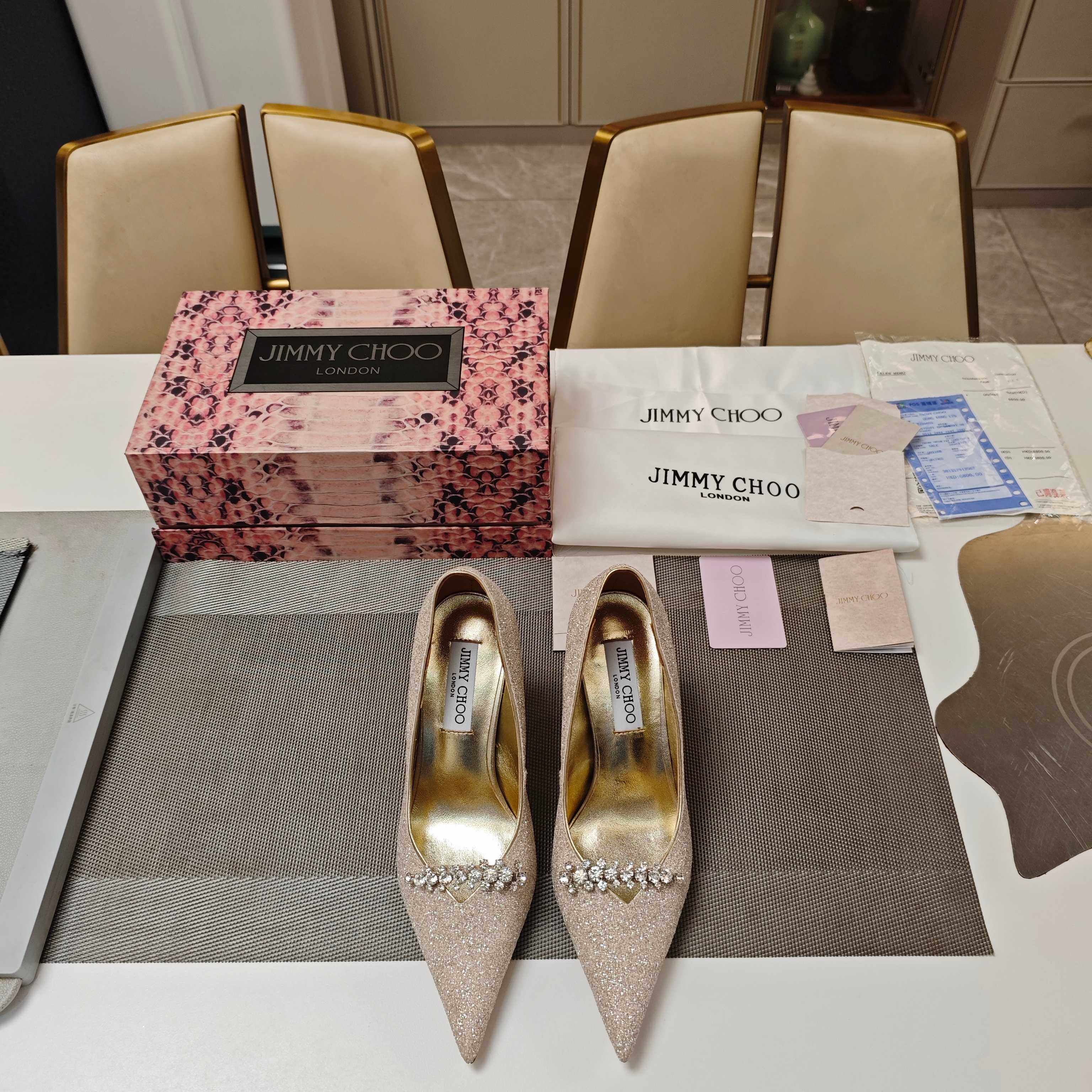 NO:925479,JlMMY CHOO Jimmy Choo 2026 (counter limited edition 3D snake pattern magnet box packaging) top version, no comparison with low-end. Modern shoes, sequined special materials with straps and diamond chain series crown necklace single shoes, novel crown necklace Australian diamond embellishment to achieve the latest style for the four seasons. 2026 will live up to the spring, wear Jimmy Choo for a date in the romantic season, crown necklace strap diamond high heels  Fashionable foreign bloggers have the same style of street-photographed shoes. The counter focuses on the latest series of crystal and diamond-embellished shoes, exclusive and versatile items, focusing on special materials, fine pink sequins, sexy, cool, luxurious and high-end!  The style is bold and unique, fashionable and majestic. Full marks for street photography, allowing you to make blockbusters in seconds. . Decorated crown necklace high-heeled shoes, eye-catching pointed toes, Italian mid-sole craftsmanship, elegant and beautiful choice of wedding shoes. Strap diamond chain · crown style · crystal Australian diamond inlay, photos taken on the feet will instantly win your likes, the style changes with the lens, leaving a perfect street shot with Jimmy Choo. Jimmy Choo inlays the round luster on the toes  Brighten up the charm of your outfit and make every moment dazzling! The radiant and moving Jimmy Choo 2026 Four Seasons Wedding Shoes Series is full of fiber colors and brightens up your daily style. —————————— Special fabric material. High-quality lambskin lining. Italian triple-A grade cowhide outsole. Heel height 9cm. Color: black, champagne 2 colors. Matching code 35-39 (34 40 41)  42 (customized, non-returnable and non-exchangeable). The packaging is clearly brand new and the upgraded version of the magnet flip shoe box (three-color snake pattern 3D three-dimensional Jc logo packaging box) is unique in the country. Single shoes, jimmy choo, high heels, necklace, cowhide, sheepskin19860909JlMMY CHOO周仰杰2026(专柜限量款3D蛇纹磁铁盒包装)顶级版本,低端勿比. 摩登鞋履,亮片特殊材料配表带钻链系列皇冠项链单鞋,新颖的皇冠项链澳钻点缀 成就四季最新款式. 2026不负春光 穿上 Jimmy Choo 赴约浪漫季节 皇冠项链表带钻饰高跟鞋 时尚国外博主同款街拍美鞋,专柜主打最新水晶钻饰单鞋系列,专属百搭单品,主打特殊材料,细粉亮片性感清冷奢华又高级！ 造型大胆别致,时髦大气.满分街拍,让你分分秒秒出大片.  .装饰皇冠项链高跟单鞋,吸睛个性尖头,意大利中大底工艺制作,优雅靓丽的婚鞋之选. 表带钻链·皇冠风格·水晶澳钻镶嵌,上脚拍图即刻让你占领点赞,风格千变镜头相随,与Jimmy Choo一起留下满分街拍.  Jimmy Choo 将圆润光泽镶嵌于足尖 为你的穿搭映亮魅力,璀璨每刻! 莹润动人,轻易动心 Jimmy Choo 2026四季婚鞋系列 纤彩绽放,映亮每日风采 ————————————— 面料特殊材料. 内料上等小羊皮. 大底意大利三A级牛皮底. 跟高9cm. 配色: 黑色,香槟2色出. 配码35－39（34 40 41 42定做不退不换）. 包装认清全新官方升级版磁铁翻盖鞋盒（三色蛇纹3D立体Jc标识包装盒）全国独家绝无仅有.,单鞋,jimmy choo,high heels,necklace,cowhide,sheepskin,Women's Shoes