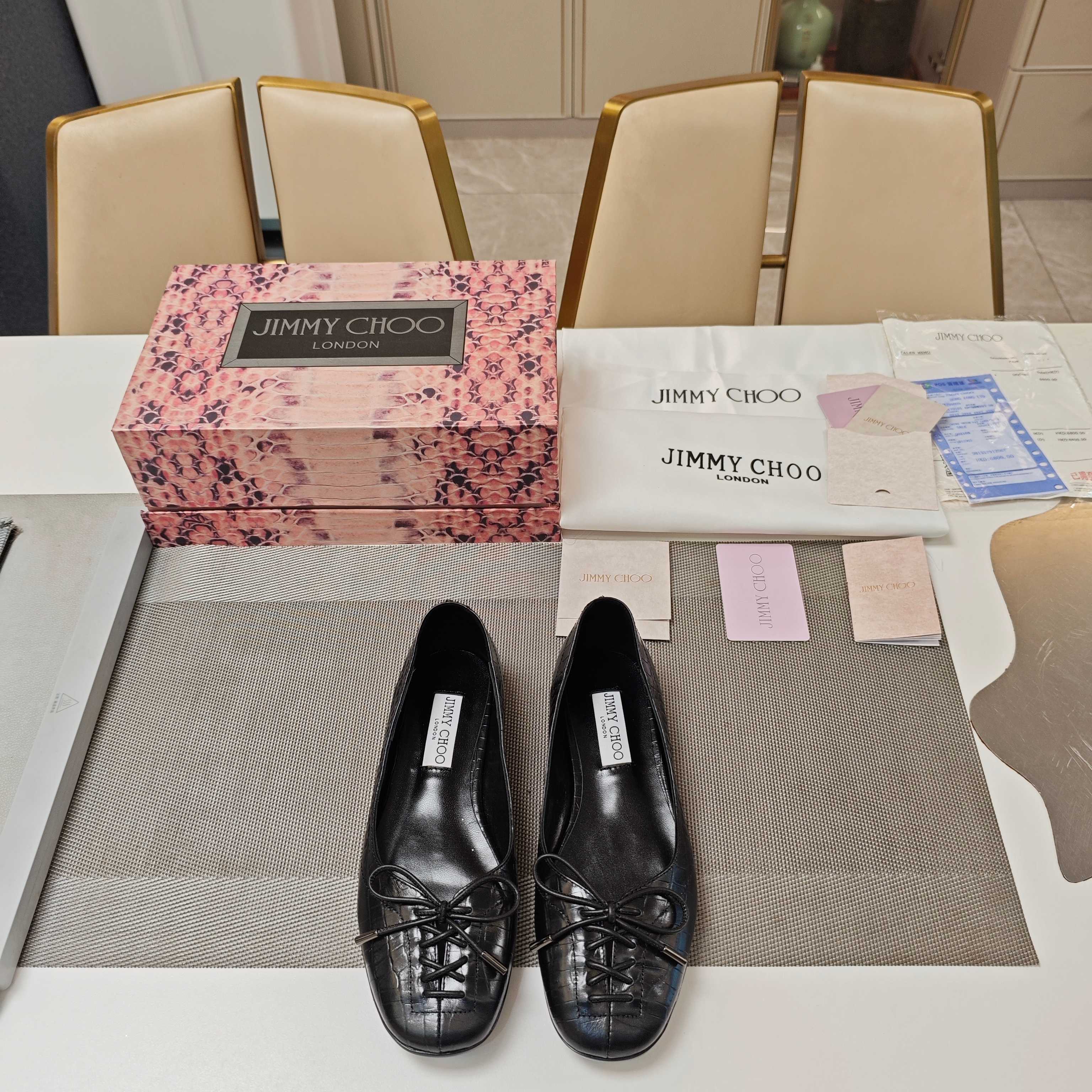 NO:925524,JlMMY CHOO 2026 (limited edition 3D snake pattern magnet box packaging in the counter) top version, don't compare with low-end. Live up to the spring glory of 2026, wear Jimmy Choo flat-heeled autumn and winter shoes series, go to the romantic season (top version, belated counterattack!) Modern shoes, personalized straps on the toe, fashionable and simple without losing personality and fashion. Flat toe strap shoes  The high-end Roman-style lace-up accessories are made of glossy patent leather for commuting, and the personalized stone-embossed cowhide is embellished between the boots. It is noble and elegant. It is paired with a high-end open-molded JC logo printed PVC molded outsole, and the foot is full of elegance.  The high-end and novel Roman style of the toe box allows you to go out quickly and bring a motorcycle style to capture the beautiful spring weather. Any beauty who puts on this series of shoes will immediately show the delicate shape of the foot stretching from the toes to the sides, and sweet tenderness blooms in every step..  The light and elegant colors, combined with the soft scene, the collision of bright leather and stone patterns create a beautiful shoe, awakening the soft and excited mood to create a masterpiece casually. The relaxed attitude under the camera, the soft and tough shoes, are innate. Bring new favorites into the collection. Bright and simple shoes with great color tension, and single shoes that are favored by modern girls.  Fashionable foreign bloggers, famous models, and celebrities from all walks of life use the same trendy shoes to create unique shoes with charming postures and unlimited style. Classic small round toe shoes, simple and elegant, retro and modern or neat and clean solid colors, iconic heels, connected with neat lines to shine. The highlight moment is foolproof, and the brilliant style is up to you. The tough outline collides with the passionate tones, shining out the beauty of personality contrast. Jimmy Choo inlays the round luster on the toes.  Brighten up your outfit and make every moment dazzling! The radiant and moving Jimmy Choo 2026 Autumn and Winter Series is full of fiber colors and brightens up your daily style. ———————————— Fabrics are made of high-quality shiny cow patent leather and stone-grained cowhide. The lining is made of fine lambskin. The outsole is Italian triple-A grade cowhide. The heel is high and flat. Color matching: patent leather black, stone grain black, stone grain coffee.  Matching code 35-39 (34 40 41 customized, non-refundable and non-exchangeable). The packaging is brand new and official upgraded version of the magnet clamshell shoe box (three-color snake pattern 3D three-dimensional Jc logo packaging box). It is unique in the country. Single shoes, jimmy choo, boots, flats, cowhide, sheepskin19860909JlMMY CHOO周仰杰2026(专柜限量款3D蛇纹磁铁盒包装)顶级版本,低端勿比.  2026不负春光,穿上 Jimmy Choo平跟秋冬季单鞋系列,赴约浪漫季节（顶级版,迟来逆袭！）摩登鞋履,鞋头个性绑带,时尚自带简约且不失个性时尚. 平底鞋头绑带单鞋  高端的罗马风格系带配饰,既有亮面漆皮做为通勤,还有个性石头纹压纹牛皮点缀靴履之间,高贵典雅,搭配上高档的开模JC标识印纹PVC成型大底,上脚气质满满. 高档新颖的鞋头罗马风格,快步出门,自带机车风,去捕捉斑斓春意,任一美女穿上这一系列鞋子,即刻展现细腻的脚形由脚尖至两侧舒展,甜美柔情绽放于步履款款之间..  淡雅色系,调配柔和光景,亮皮与石头纹的踫撞共创出一款美美鞋履,唤醒柔软又雀跃的心绪随性即成就杰作,镜头下的轻松态度,柔美与坚韧的单鞋,与生俱来.将新宠纳入珍藏.鲜明而简约,极具色彩张力的单鞋,还有独揽摩登女郎的青睐的单鞋  时尚国外博主、著名模特、各界名媛网红同款潮鞋,打造出与众不同、流转迷人姿态、风情无限个性单鞋. 经典小圆头鞋型,简约大气,复古摩登或是利落干净的纯色,标志性跟鞋,以利落线条串联点点闪耀.高光时刻万无一失,斐然风采由你决定硬朗轮廓碰撞热情色调,闪耀出个性反差之美. Jimmy Choo 将圆润光泽镶嵌于足尖 为你的穿搭映亮魅力,璀璨每刻! 莹润动人,轻易动心 Jimmy Choo 2026秋冬系列 纤彩绽放,映亮每日风采 ————————————— 面料上等亮面牛漆皮与压石头纹牛皮. 内料上等小羊皮. 大底意大利三A级牛皮底. 跟高平底. 配色: 漆皮黑,石纹黑,石纹咖. 配码35－39（34 40 41 定做不退不换）. 包装认清全新官方升级版磁铁翻盖鞋盒（三色蛇纹3D立体Jc标识包装盒）全国独家绝无仅有.,单鞋,jimmy choo,boots,flats,cowhide,sheepskin,Women's Shoes