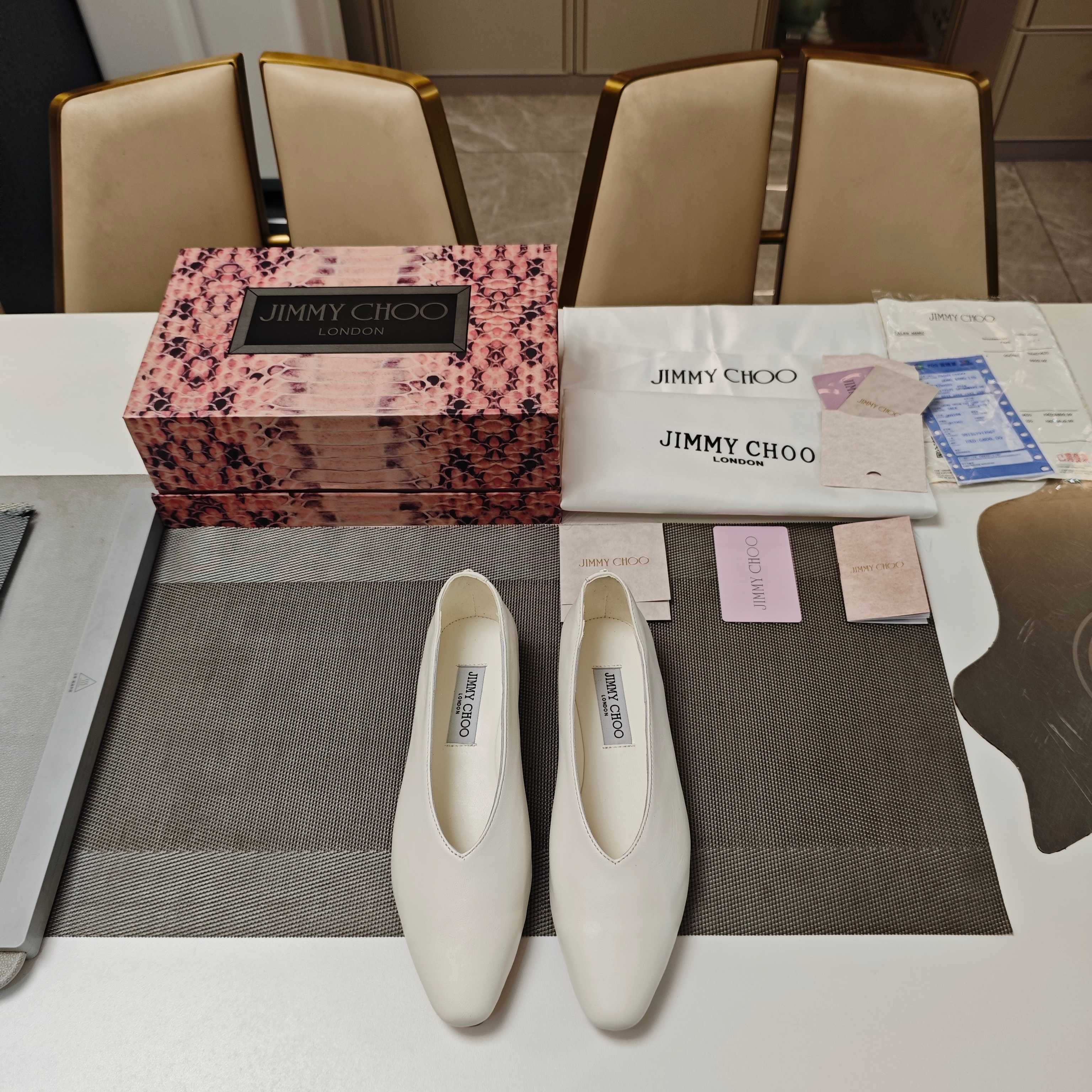 NO:925535,JlMMY CHOO Yangjie Zhou 2026 (counter model 3D grid magnet box packaging) top version, low-end no comparison. Modern shoes, new oval simple flat shoes, catwalk style back bag JC small label four seasons single shoe series (official black and white sheepskin 2 colors)  ¨The new goddess sexy flat-soled small shoes are a personalized shoe series in the counter. Fashionable foreign bloggers and 'show supermodels' have the same style of street-photographed shoes. For 26 years, the counter has been focusing on the most beautiful commuting shoes series for all seasons. Exclusive and versatile items engraved with the names of goddesses and fairies. Soft sheepskin and JC small labels echo each other. Sexy, cool, luxurious and high-end!  The shape is bold and unique, fashionable and grand. Full marks for street photography, allowing you to make blockbusters in seconds. Flawless pure handcraftsmanship, eye-catching and personalized oval toe, shallow opening of the vamp, larger cover area, elegant and chic, made in Italy, elegant and beautiful comfortable slip-ons. · Small flat singles · Take photos on your feet to instantly get your likes, with a thousand-changing styles and lenses, leaving a perfect street shoot with Jimmy Choo.  Fashionable foreign blogger 'KarenWazen' has the same street style shoes, the latest series of casual women's shoes in the counter, exclusive and versatile items for goddesses and fairies, sexy, cool, luxurious and high-end!  The shape is bold and unique, fashionable and elegant. The must-have shoes for all seasons in 2026, creating unique sandals with charming posture and infinite style. Jimmy Choo 2026 Spring and Summer Series Stunning reunion, elegant encounter, the beauty of collision is about to come in a dream ——————————————Material mixed sheepskin, inner material, fine lambskin, outsole, Italian triple-A grade cowhide sole, high flat heel. Color: black, white.  Matching code 35-39 (34 40 41 42 customized, non-refundable and non-exchangeable), single shoes, jimmy choo, sandals, cowhide, sheepskin19860909JlMMY CHOO周仰杰2026(专柜款3D棱格磁铁盒包装)顶级版本,低端勿比. 摩登鞋履,新款椭圆简约平底单鞋,走秀款后包JC小标四季单鞋系列 (官方黑白绵羊皮2色)  ¨专柜新款女神性感平底小单鞋个性单鞋系.时尚国外博主“秀场名模”同款街拍美鞋,26年专柜主打最美四季通勤单鞋系列,刻着女神仙女名字的专属百搭单品,柔软羊皮与JC小标交相呼应,性感清冷奢华又高级！ 造型大胆别致,时髦大气.满分街拍,让你分分秒秒出大片.  无瑕纯手工工艺,吸睛个性椭圆鞋头,鞋面开口较浅,包面面积更大,优雅别致,意大利制作,优雅靓丽的舒适一脚蹬. ·小平单·上脚拍图即刻让你占领点赞,风格千变镜头相随,与Jimmy Choo一起留下满分街拍.  时尚国外博主“KarenWazen”同款街拍美鞋,专柜最新便装女鞋系列,女神仙女的专属百搭单品,性感清冷奢华又高级！ 造型大胆别致,时髦大气. 2026四季必备鞋履,打造出与众不同、流转迷人姿态、风情无限个性凉鞋. Jimmy Choo 2026春夏系列 重逢惊艳,优雅邂逅 碰撞之美即将驭梦而来 ————————————— 面料混种绵羊皮 内料上等小羊皮 大底意大利三A级牛皮底 跟高平底. 配色: 黑色 白色. 配码35－39（34 40 41 42 定做不退不换）,单鞋,jimmy choo,sandals,cowhide,sheepskin,Women's Shoes