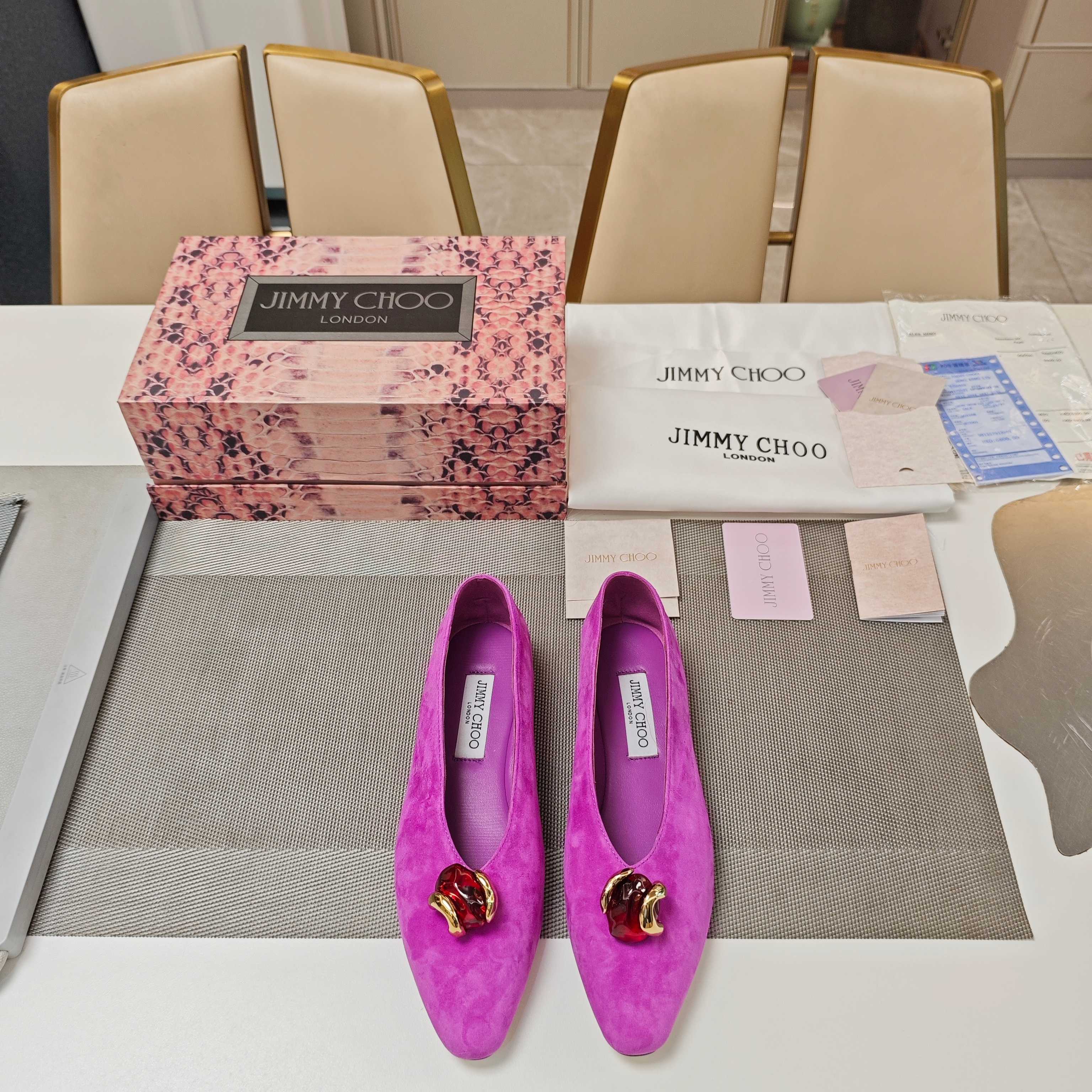 NO:925516,JlMMY CHOO Jimmy Choo 2026 (counter model 3D lattice magnet box packaging) top version, no comparison with low-end. Modern shoes, new agate gem-embellished buckle flat shoes, catwalk style noble gem-embellished four-season single shoe series (official three colors, flat heels and high heels)  ¨The new model of goddess sexy flat shoes in the counter is a personalized single shoe series. The same style of street shooting shoes of fashionable foreign bloggers and 'supermodels', the counter has been focusing on the most high-end series of flat shoes for all seasons for 26 years, exclusive and versatile items engraved with the names of goddesses and fairies, sheep and agate gemstones echo each other, sexy, cool, luxurious and high-end!  The style is bold and unique, fashionable and grand. It is perfect for street photography, allowing you to make blockbusters in seconds. High-end and high-grade gem-decorated buckles, stable and comfortable flat heels, the iconic flat shoes of the noble series, eye-catching and unique oval shoe shape with a small square toe, shallow opening of the upper, larger bag area, elegant and unique, made in Italy, elegant and beautiful comfortable slip-ons.  Small flat bottom, agate jade, sheepskin, three elements combined to take photos on your feet will instantly get you likes. The style can be changed with the lens, and you will leave a perfect street photo with Jimmy Choo. The same style of street photography shoes by fashion foreign blogger 'Karen Wazen', the latest series of casual women's shoes in the counter, an exclusive versatile item for goddesses and fairies, sexy, cool, luxurious and high-end!  The shape is bold and unique, fashionable and elegant. The must-have shoes for all seasons in 2026, creating unique sandals with charming posture and infinite style. Jimmy Choo 2026 Spring and Summer Series Stunning reunion, elegant encounter, the beauty of collision is about to come in a dream ———————————— The fabric is high-quality sheepskin, the lining is high-quality lambskin, outsole, Italian triple-A grade cowhide sole, high flat heel. Color matching: three colors in total.  Matching code 35-39 (34 40 41 42 customized, non-refundable and non-exchangeable), single shoes, jimmy choo, sandals, flats, cowhide, sheepskin, sheep19860909JlMMY CHOO周仰杰2026(专柜款3D棱格磁铁盒包装)顶级版本,低端勿比. 摩登鞋履,新款玛瑙宝石饰扣平底单鞋,走秀款高贵宝石饰四季单鞋系列 (官方三色,平底跟高)  ¨专柜新款女神性感平底鞋个性单鞋系.时尚国外博主“秀场名模”同款街拍美鞋,26年专柜主打最高端系列四季平底鞋,刻着女神仙女名字的专属百搭单品,羊猄与玛瑙宝石交相呼应,性感清冷奢华又高级！ 造型大胆别致,时髦大气.满分街拍,让你分分秒秒出大片.  高端上档次的宝石饰扣,平稳舒适的平跟,贵族系列标志款平底单鞋,吸睛个性椭圆形且带点小方头的鞋形,鞋面开口较浅,包面面积更大,优雅别致,意大利制作,优雅靓丽的舒适一脚蹬. 小平底·玛瑙玉石·羊猄皮,三元素结合上脚拍图即刻让你占领点赞,风格千变镜头相随,与Jimmy Choo一起留下满分街拍.  时尚国外博主“KarenWazen”同款街拍美鞋,专柜最新便装女鞋系列,女神仙女的专属百搭单品,性感清冷奢华又高级！ 造型大胆别致,时髦大气. 2026四季必备鞋履,打造出与众不同、流转迷人姿态、风情无限个性凉鞋. Jimmy Choo 2026春夏系列 重逢惊艳,优雅邂逅 碰撞之美即将驭梦而来 ————————————— 面料上等羊猄皮 内料上等小羊皮 大底意大利三A级牛皮底 跟高平跟. 配色: 共三色 配码35－39（34 40 41 42 定做不退不换）,单鞋,jimmy choo,sandals,flats,cowhide,sheepskin,sheep,Women's Shoes