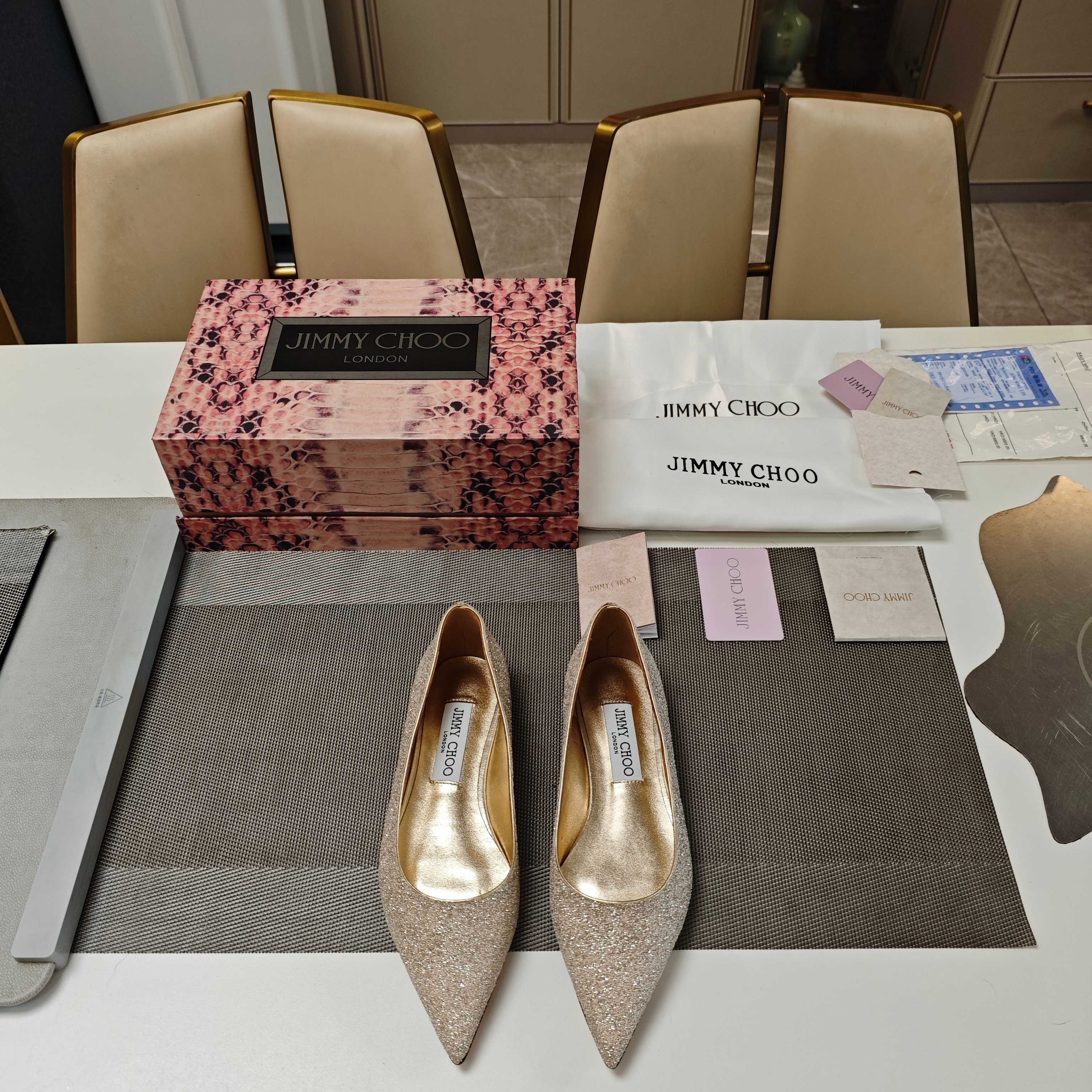 NO:925504,JlMMY CHOO Yangjie 2026 (limited edition 3D snake pattern magnet box packaging at the counter) top version, no comparison with low-end. Modern shoes, aristocratic champagne sequins special material shining series high-heeled shoes, flat shoes, novel fine pink glittering Grete sequin material embellishment to achieve the latest styles for the four seasons. 2026 will live up to the spring, wear Jimmy Choo for appointments in the romantic season, high heels and flat soles are unified  Fashionable foreign bloggers have the same style of street-photographed shoes. The counter focuses on the latest series of crystal and diamond-embellished shoes, exclusive and versatile items, focusing on special materials, fine pink sequins, sexy, cool, luxurious and high-end!  The style is bold and unique, fashionable and elegant. The aristocratic champagne gold perfect street shooting will allow you to make blockbusters in seconds. High-heeled shoes and flat shoes, eye-catching pointed toes, Italian mid-sole craftsmanship, elegant and beautiful wedding shoes. Special materials, aristocratic style, sparkling, photos taken on the feet will instantly get you likes, and the style will change with the camera, leaving a perfect street shooting with Jimmy Choo. Jimmy Choo  Embedding the round luster on the toes will bring out the charm of your outfit, making every moment dazzling! Shiny and moving, easily tempted Jimmy Choo 2026 Four Seasons Wedding Shoes Series, blooming with fiber and color, brightening the daily style —————————————————————————————————————————————————————————————————————————————————————————————————————————————————————————————————————————————————————————————————————————————————————————————————————————————————————————————————————————————————————————————— does not do this  Matching code 35-39 (34 40 41 42 customized, non-returnable and non-exchangeable). The packaging is brand new and official upgraded version of the magnet clamshell shoe box (three-color snake pattern 3D three-dimensional Jc logo packaging box). It is unique in the country. Single shoes, jimmy choo, cowhide, sheepskin19860909JlMMY CHOO周仰杰2026(专柜限量款3D蛇纹磁铁盒包装)顶级版本,低端勿比. 摩登鞋履,贵族气息的香槟亮片特殊材料闪耀系列高跟单鞋、平底单鞋,新颖的细粉闪烁格力特亮片材质点缀 成就四季最新款式. 2026不负春光 穿上 Jimmy Choo 赴约浪漫季节 高跟,平底统一 时尚国外博主同款街拍美鞋,专柜主打最新水晶钻饰单鞋系列,专属百搭单品,主打特殊材料,细粉亮片性感清冷奢华又高级！ 造型大胆别致,时髦大气.贵族气息香槟金满分街拍,让你分分秒秒出大片.  .高跟单鞋与平底单鞋,吸睛个性尖头,意大利中大底工艺制作,优雅靓丽的婚鞋之选. 特殊材料·贵族风格·闪闪生辉,上脚拍图即刻让你占领点赞,风格千变镜头相随,与Jimmy Choo一起留下满分街拍.  Jimmy Choo 将圆润光泽镶嵌于足尖 为你的穿搭映亮魅力,璀璨每刻! 莹润动人,轻易动心 Jimmy Choo 2026四季婚鞋系列 纤彩绽放,映亮每日风采 ————————————— 面料细粉亮片特殊材料. 内料上等小羊皮. 大底意大利三A级牛皮底. 跟高6.5vm和平底. 配色: 香槟金 配码35－39（34 40 41 42定做不退不换）. 包装认清全新官方升级版磁铁翻盖鞋盒（三色蛇纹3D立体Jc标识包装盒）全国独家绝无仅有.,单鞋,jimmy choo,cowhide,sheepskin,Women's Shoes
