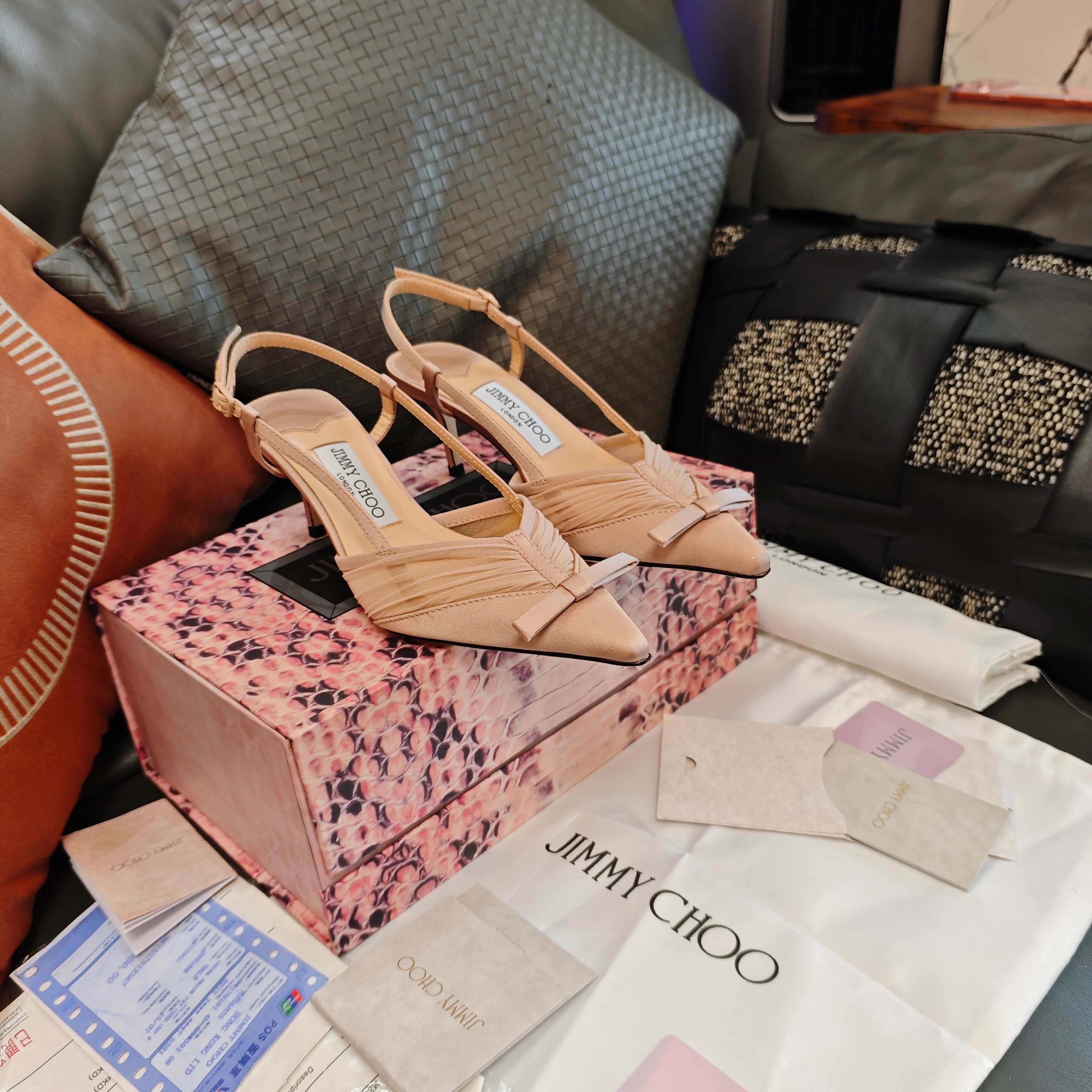 NO:925565,JlMMY CHOO Yangjie Zhou 2026 (counter model 3D grid magnet box packaging) top version, low-end no comparison. Modern shoes, new galaxy romantic tulle fairy wedding shoes, catwalk style mesh see-through silk ribbon bow sandals series (official 4 colors, 6.5cm heel height)  ¨The new model of goddess sexy high-heeled shoes is a personalized single shoe series in the counter. The same style of street-shooting shoes from fashionable foreign bloggers as 'supermodels'. For 26 years, the counter has been focusing on the most beautiful gauze see-through series, exclusive and versatile items engraved with the names of goddesses and fairies. Mesh and silk echo each other, sexy, cool, luxurious and high-end!  The style is bold and unique, fashionable and grand. It is perfect for street photography, allowing you to make blockbusters in seconds. Gradient tulle decoration and wrinkle technology, high heels that appear like shadows, the iconic high heels of the LOVE series, eye-catching and personalized pointed toes, higher vamp openings, larger bag area, elegant and unique, made in Italy, elegant and beautiful wedding shoes. ·See-through tulle·Photos taken on the feet will instantly get you likes, the style changes with the lens, and Jimmy  Choo left perfect street photos together. The same style of street photos of fashion foreign blogger 'KarenWazen', the latest series of casual women's shoes in the counter, exclusive versatile items for goddesses and fairies, sexy, cool, luxurious and high-end!  The shape is bold and unique, fashionable and elegant. The must-have shoes for all seasons in 2026, creating unique sandals with charming posture and infinite style. Jimmy Choo 2026 Spring and Summer Series Stunning reunion, elegant encounter, the beauty of collision is about to come in a dream ———————————— Fabric see-through tulle wrinkle + silk inner material premium lambskin outsole Italian triple-A grade cowhide sole Heel height 6.5cm. Color matching: four colors in total  Matching code 35-39 (34 40 41 42 customized, non-returnable and non-exchangeable), high heels and sandals, jimmy choo, sandals, high heels, cowhide, sheepskin, real silk19860909JlMMY CHOO周仰杰2026(专柜款3D棱格磁铁盒包装)顶级版本,低端勿比. 摩登鞋履,新款星河浪漫薄纱仙女婚纱单鞋,走秀款网纱透视真丝织带蝴蝶结凉鞋系列 (官方4色,6.5cm跟高)  ¨专柜新款女神性感高跟鞋个性单鞋系.时尚国外博主“秀场名模”同款街拍美鞋,26年专柜主打最美薄纱透视系列,刻着女神仙女名字的专属百搭单品,网纱与真丝交相呼应,性感清冷奢华又高级！ 造型大胆别致,时髦大气.满分街拍,让你分分秒秒出大片.  渐变薄纱装饰车皱工艺,若影若现的高跟鞋,LOVE系列标志款高跟鞋,吸睛个性尖头,鞋面开口较高,包面面积更大,优雅别致,意大利制作,优雅靓丽的婚鞋之选. ·透视薄纱·上脚拍图即刻让你占领点赞,风格千变镜头相随,与Jimmy Choo一起留下满分街拍.  时尚国外博主“KarenWazen”同款街拍美鞋,专柜最新便装女鞋系列,女神仙女的专属百搭单品,性感清冷奢华又高级！ 造型大胆别致,时髦大气. 2026四季必备鞋履,打造出与众不同、流转迷人姿态、风情无限个性凉鞋. Jimmy Choo 2026春夏系列 重逢惊艳,优雅邂逅 碰撞之美即将驭梦而来 ————————————— 面料透视薄纱车皱+真丝 内料上等小羊皮 大底意大利三A级牛皮底 跟高6.5cm. 配色: 共四色 配码35－39（34 40 41 42 定做不退不换）,高跟鞋凉鞋,jimmy choo,sandals,high heels,cowhide,sheepskin,real silk,Women's Shoes