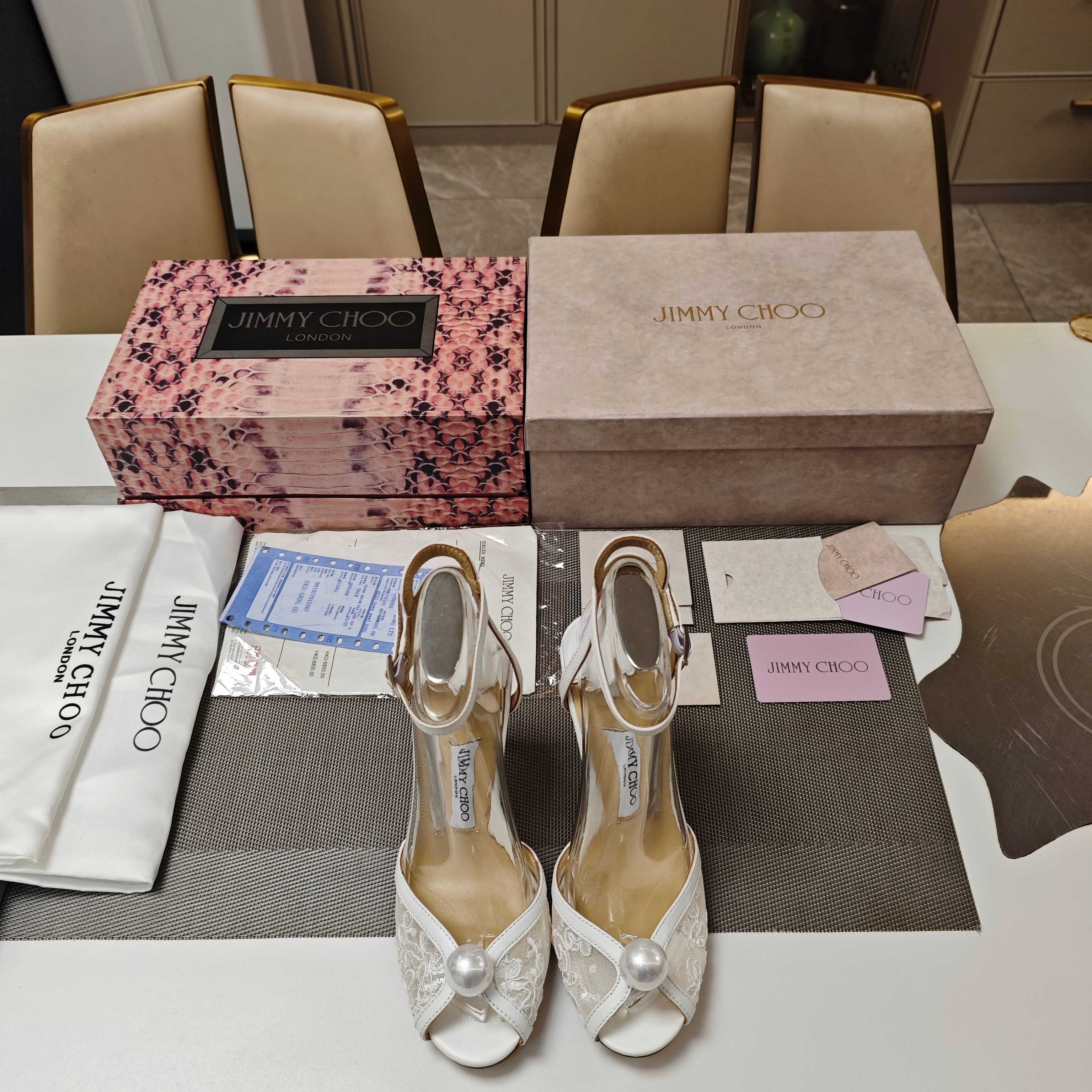 NO:925477,JlMMY CHOO Jimmy Choo 2025 (counter limited edition 3D snake pattern magnet box packaging) top version, no comparison with low-end. Modern shoes, this year Jimmy Choo's most popular 'Jane' good-looking MAISEL handmade pearl ornaments and crystal balls are paired with 'lace mesh fish mouth' sandals series. Personalized fashionable ribbons decorated with pearl balls and hot diamond crystal balls, decorated with lace breathable uppers. 2026 will live up to the spring. Wear Jimmy Choo for a romantic date in the season, upgrade the lace style  Create a personalized fashionable outfit, imported lace mesh fabric material, made in Italy. Noble and elegant, the smooth and neat lines of the shoe body are not something ordinary factories can control. Confidence comes from excellence, and every bit of hard work condenses into bright pearls and crystal balls. The most important thing is to have a better self and enjoy it happily. The foot is full of temperament.  The unique large pearl ornaments and crystal ball ornaments allow you to sparkle at all times, go out smartly on the street, go elegantly into the night, and take comfortable steps. Relaxed and comfortable, not just today, more casual space, more tenderness is left for you, and the pearl embellishment expresses the extraordinary in daily life. To capture the colorful spring mood, any beautiful woman puts on this series of shoes, and her delicate foot shape is immediately revealed from the toes to the sides, and sweet tenderness blooms in every step.  Artificially carefully hand-embedded crystal balls and exquisite clusters of shining large pearls are expensive, the shape is romantic and elegant, the color is soft, the lace material and the fashionable heel are combined to create a beautiful shoe, which awakens a soft and excited mood and creates a masterpiece casually. The relaxed attitude under the lens, softness and tenacity, is innate. Add this new favorite to your collection, these sandals are bright and simple, with great color tension, and are favored by modern girls.  Fashionable foreign bloggers, famous models, and celebrities from all walks of life use the same trendy shoes to create unique sandals with charming postures and infinite style. 'Jane' elegance, 'Jane' luck, I wish you 'Jane' beauty!  jimmychoo allows you to meet treasures. Inlaid with rounded luster on the toe, it will highlight the charm of your outfit, dazzling every moment! Shining and moving, easily moved Jimmy Choo 2026 Spring and Summer Series Fiber color blooms, brightening the daily style ———————————— Fabric lace embroidery fabric. The lining is made of fine lambskin. The outsole is made of Italian triple-A cowhide. The heel height is 10cm and 8.5cm.  Color matching: 2 colors. Matching codes 35-39 (34, 40, 41, 42 are customized and non-returnable and non-exchangeable). The packaging is clearly brand-new, official upgraded version of the magnet flip shoe box (three-color snake pattern 3D three-dimensional Jc logo packaging box), the only one in the country., high heels and sandals, jimmy choo, jimmy choo, sandals, high heels, cowhide, sheepskin19860909JlMMY CHOO周仰杰2025(专柜限量款3D蛇纹磁铁盒包装)顶级版本,低端勿比. 摩登鞋履,今年吉米周最流行《珍》好看MAISEL手工珍珠饰和水晶球搭配“”蕾丝网鱼嘴”凉鞋系列.个性时尚礼带饰珍珠球和烫钻水晶球,装饰蕾丝透气鞋面. 2026不负春光 穿上 Jimmy Choo 赴约浪漫季节 升级蕾丝款   打造个性时尚穿搭,进口蕾丝网布料材质,意大利制作.高贵典雅,鞋身线条流畅利落不是一般工厂能够驾驭,自信源自优秀,努力的点滴凝为璀璨珍珠与水晶球一同款款而行,更好的自己就在前方开心享受也是最重要的事.上脚气质满满. 别出心裁的大珍珠饰与水晶球饰,让你时刻闪闪发光,灵动出街,优雅入夜,踏出舒适脚步.轻松自在,不止今天,多一点随性空间、多一份温柔留给你,在珍珠点缀下道诉日常中的不平凡.去捕捉斑斓春意,任一美女穿上这一系列鞋子,即刻展现细腻的脚形由脚尖至两侧舒展,甜美柔情绽放于步履款款之间.  人工精心纯手工嵌饰水晶球与闪亮大珍珠精美簇装饰,价格昂贵,造型浪漫优雅淡雅色系,调配柔和光景,蕾丝材料与时尚鞋跟共创出一款美美鞋履,唤醒柔软又雀跃的心绪随性即成就杰作,镜头下的轻松态度,柔美与坚韧,与生俱来.将新宠纳入珍藏,鲜明而简约,极具色彩张力的凉鞋,独揽摩登女郎的青睐.  时尚国外博主、著名模特、各界名媛网红同款潮鞋,打造出与众不同、流转迷人姿态、风情无限个性凉鞋.  「珍」的高雅, 「珍」的幸运, 祝福你, 「珍」美！ jimmychoo让你遇见珍宝. 将圆润光泽镶嵌于足尖 为你的穿搭映亮魅力,璀璨每刻! 莹润动人,轻易动心 Jimmy Choo 2026春夏系列 纤彩绽放,映亮每日风采 ————————————— 面料蕾丝刺绣面料. 内料上等小羊皮. 大底意大利三A级牛皮底. 跟高10cm和8.5cm. 配色: 2色. 配码35－39（34 40 41 42定做不退不换）. 包装认清全新官方升级版磁铁翻盖鞋盒（三色蛇纹3D立体Jc标识包装盒）全国独家绝无仅有.,高跟鞋凉鞋,jimmy choo,jimmy choo,sandals,high heels,cowhide,sheepskin,Women's Shoes