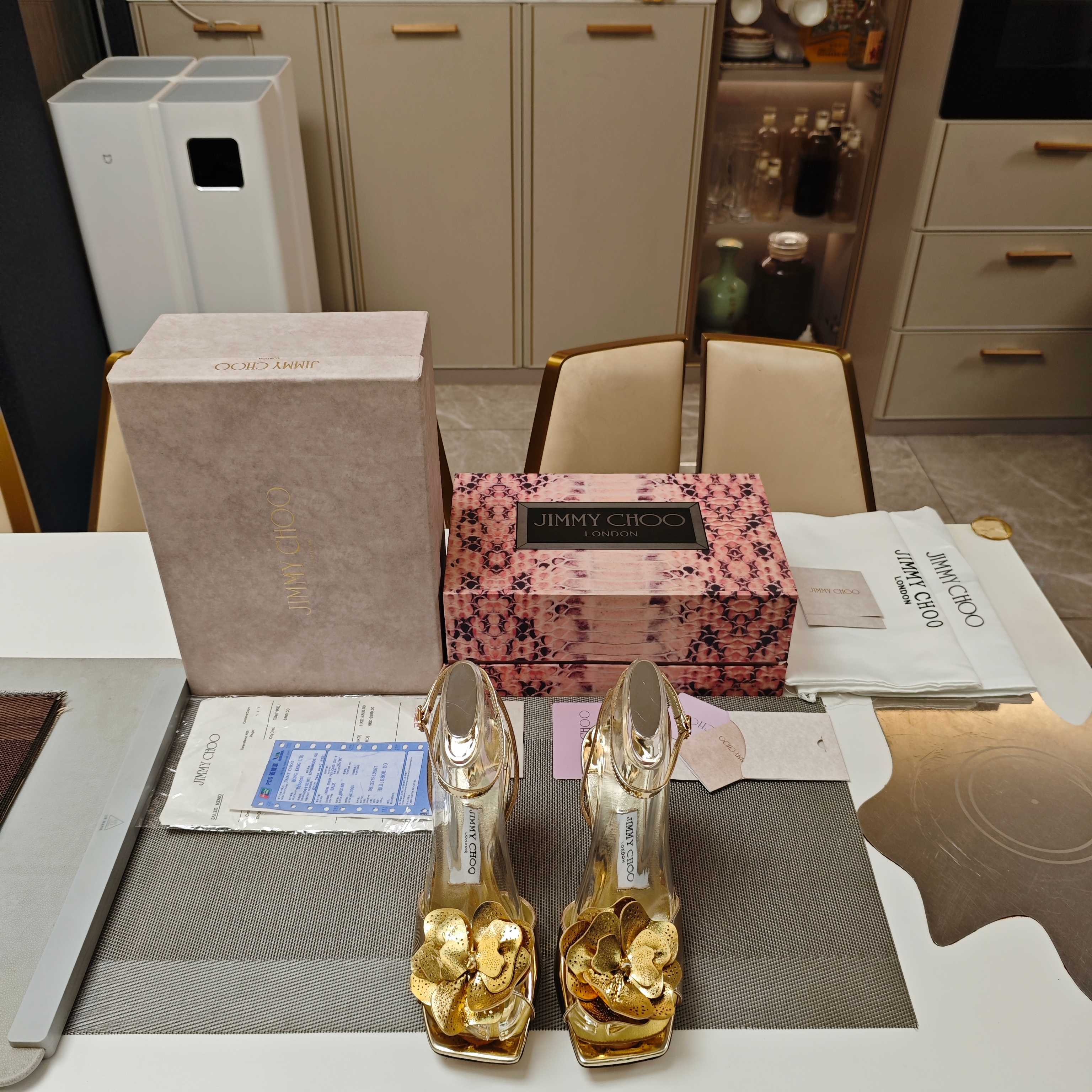 NO:925485,JlMMY CHOO Yangjie 2026 (counter model 3D prism magnet box packaging) top version, don't compare with low-end. Modern shoes, new laser punched three-dimensional petal decorated high-heeled sandals, laser punched flower decorated heels series fashionable foreign bloggers have the same street style shoes, the counter features the latest laser engraving and punching genuine leather carvings. Sandra Choi brings floral art to the Milan fashion show, and at the same time implants bold designs in shoes, sexy, cool, luxurious and high-end!  The shape is bold and unique, fashionable and grand. It is perfect for street photography, allowing you to make blockbusters in seconds. The imported sheepskin pointed-toe heel shoes with laser-engraved flower head are the signature low-heeled sandal half slippers of the LOVE series, 'all-leather upper design'. The flower-decorated flower head is spliced with eye-catching sexy pointed toes, and the flower head on the upper is laser-engraved, making it elegant and chic. Shiny toe decorative fabric, made in Italy, is an elegant and beautiful wedding shoe choice.  性感惊艳鞋履,上脚拍图即刻让你占领点赞,风格千变镜头相随,与Jimmy Choo一起留下满分街拍.  Jimmy Choo 2026春夏系列 重逢惊艳,优雅邂逅 碰撞之美即将驭梦而来 ————————————— 面料进口进口羊皮和金属镜面 内料上等小羊皮 大底意大利三A级牛皮底 跟高10cm和8cm 配色: 黑色 米白 Green, gold, 4 colors. Available in sizes 35-39 (34, 40, 41, 42, custom made, non-returnable, non-exchangeable), high heels and sandals, jimmy choo, sandals, high heels, slippers, cowhide, sheepskin19860909JlMMY CHOO周仰杰2026(专柜款3D棱格磁铁盒包装)顶级版本,低端勿比. 摩登鞋履,新款激光冲孔立体花瓣装饰高跟凉鞋,激光打孔花朵饰跟鞋系列   时尚国外博主同款街拍美鞋,专柜主打最新激光雕刻冲孔真皮雕花.SandraChoi把花卉艺术搬进米兰时装秀,同时植入鞋履的大胆设计,性感清冷奢华又高级！ 造型大胆别致,时髦大气.满分街拍,让你分分秒秒出大片.  激光雕刻花头装饰进口羊皮尖头跟鞋LOVE系列标志款矮跟凉半拖鞋,“全皮的鞋面设计”.花朵装饰花头拼接吸睛性感尖头,鞋面花头激光雕刻,优雅别致.闪亮鞋头装饰面料,意大利制作,优雅靓丽的婚鞋之选. 性感惊艳鞋履,上脚拍图即刻让你占领点赞,风格千变镜头相随,与Jimmy Choo一起留下满分街拍.  Jimmy Choo 2026春夏系列 重逢惊艳,优雅邂逅 碰撞之美即将驭梦而来 ————————————— 面料进口进口羊皮和金属镜面 内料上等小羊皮 大底意大利三A级牛皮底 跟高10cm和8cm 配色: 黑色 米白 绿色 金色 4色齐发. 配码35－39（34 40 41 42定做不退不换）,高跟鞋凉鞋,jimmy choo,sandals,high heels,slippers,cowhide,sheepskin,Women's Shoes