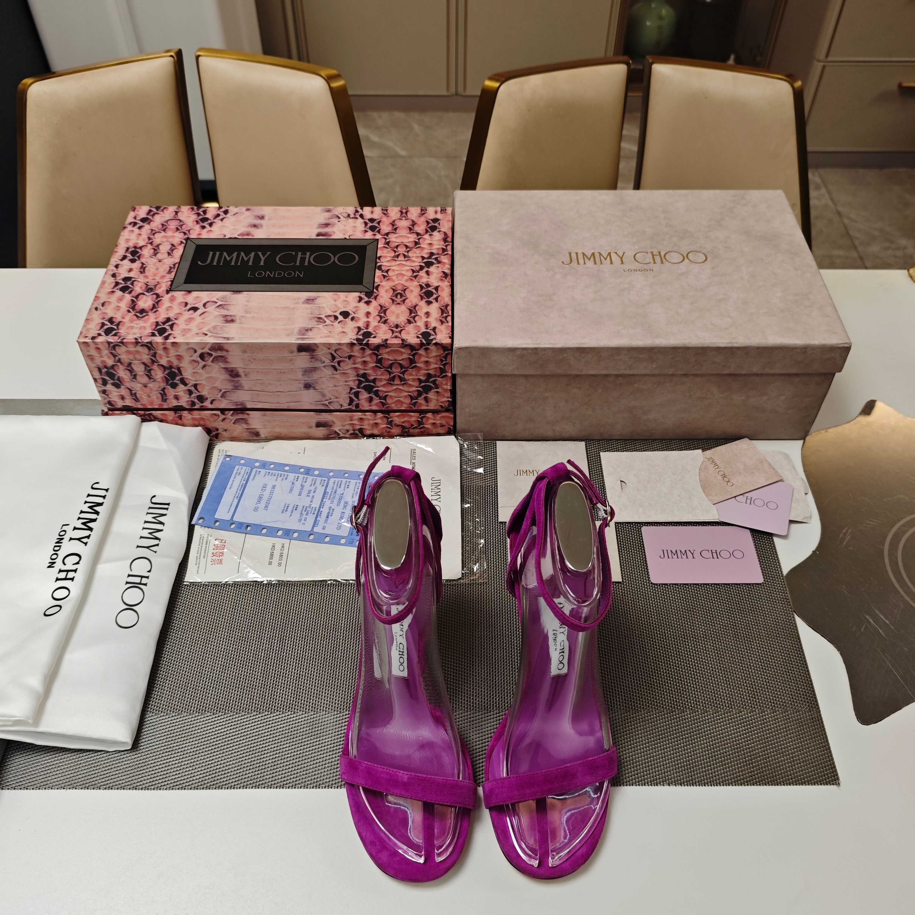 NO:925463,JlMMY CHOO Jimmy Choo 5 (counter model 3D lattice magnet box packaging) top version, don't compare with low-end. The most beautiful simple sandals in 26 years, a series of square-toed pepper-style sandals. The same style of fashionable foreign bloggers and Internet celebrities, the same style of trendy shoes of the famous model 'Hailey Bieber'.  High-heeled shoes are the first choice of all major foreign online models and ladies. The buckles are attached to the back of the shoes and the foot binding area, which conveys a charming posture and swaying steps. The sandals are infinitely charming and personalized. They are a magic tool for street photography. They are beautiful, swaying and extraordinarily sparkling, and the smart brilliance comes with every step.  , the style is bold and unique. The new style is made of bright sheep leather and is made in Italy. The brand's iconic trademark foot pads highlight the slender and elegant feet. The stiletto formula toe has a simple one-word strap design, which is fashionable and elegant. Full of street photography, you can make blockbusters in seconds. Jimmy Choo 2026 Spring and Summer Series A stunning reunion, an elegant encounter, the beauty of collision is about to come in a dream ———————————— Made of high-quality sheep leather.  Lining material is fine lambskin, outsole is Italian triple-A grade cowhide, heel height is 10cm, color matching: three colors. Matching size 35-39 (34 40 41 42 is custom-made, non-refundable and non-exchangeable), high heels and sandals, jimmy choo, sandals, high heels, cowhide, sheepskin, sheep19860909JlMMY CHOO周仰杰5(专柜款3D棱格磁铁盒包装)顶级版本,低端勿比.  26年最美简约凉鞋 ,方头一字带小辣椒风格凉鞋系列.  时尚国外博主网红同款,著名模特“海莉·比伯·HaileyBieber”同款潮鞋. 各大国外网模名媛首选高跟鞋.搭扣系带于鞋子后包与裹脚处,流转迷人姿态,步履摇曳,风情无限个性凉鞋系,街拍神器.绮丽动人,摇曳生姿,格外闪耀,灵动光彩随步履翩然而至 ,造型大胆别致,新款采用亮丽羊猄皮,意大利制作.品牌标志性商标垫脚,衬托足部纤长优雅.细高跟配方头简约一字带设计,时髦大气.满分街拍,让你分分秒秒出大片. Jimmy Choo 2026春夏系列 重逢惊艳,优雅邂逅 碰撞之美即将驭梦而来 ————————————— 面料上等羊猄皮. 内料上等小羊皮 大底意大利三A级牛皮底 跟高10cm 配色: 三色. 配码35－39（34 40 41 42定做不退不换）,高跟鞋凉鞋,jimmy choo,sandals,high heels,cowhide,sheepskin,sheep,Women's Shoes