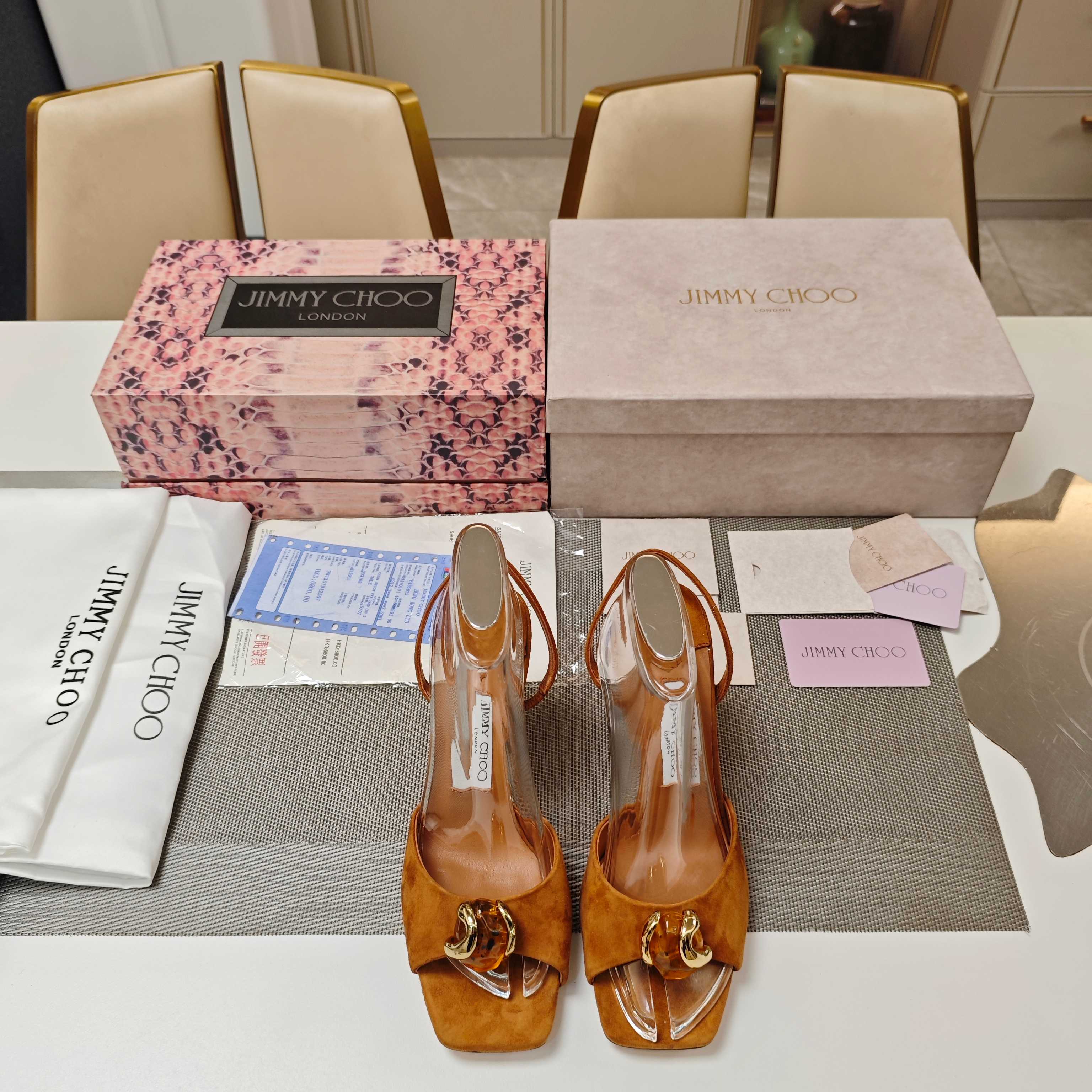 NO:925471,JlMMY CHOO Yangjie Zhou 2026 (counter model 3D lattice magnet box packaging) top version, no comparison with low-end. Modern shoes, new agate gem-embellished buckle high-heeled square-toe sandals, catwalk style noble gem-embellished four-season sandals series (official three colors, 10cm heel height)  ¨The counter’s new model of goddess sexy horizontal straps decorated with agate gemstones and personalized gemstone sandals. Fashionable foreign bloggers’ “show supermodels” have the same style of street-shooting shoes. For 26 years, the counter has been focusing on the highest-end series of sandals for all seasons. It is an exclusive and versatile item engraved with the names of goddesses and fairies. Sheep goat and agate gemstones echo each other, sexy, cool, luxurious and high-end!  The shape is bold and unique, fashionable and grand. It is perfect for street photography, allowing you to make blockbusters in seconds. High-end and high-grade gem-decorated buckles, stable and comfortable stilettos, noble series signature gem-inspired flip-flops, eye-catching and personalized square toe and dotted side-protective upper, elegant and unique, made in Italy, elegant and beautiful comfortable slip-ons.  Stiletto heels, onyx jade, and sheepskin leather, the three elements combined together will instantly win you likes when you take pictures of your feet. The style can be changed with a variety of lenses, and you can leave a perfect street photo with Jimmy Choo. The same style of street photography shoes from the fashionable foreign blogger 'Karen Wazen', the latest series of casual women's shoes in the counter, an exclusive and versatile item for goddesses and fairies, sexy, cool, luxurious and high-end!  The shape is bold and unique, fashionable and elegant. The must-have shoes for all seasons in 2026, creating unique sandals with charming posture and infinite style. Jimmy Choo 2026 Spring and Summer Series Stunning reunion, elegant encounter, the beauty of collision is about to come in dreams ————————————————————————————————————————————————————————————————————————————————————————————————————————————————————————————————————————————————————————————————————————————————————————————————————————————————————————————  Matching code 35-39 (34 40 41 42 customized, non-returnable and non-exchangeable), high heels and sandals, jimmy choo, sandals, high heels, cowhide, sheepskin, sheep19860909JlMMY CHOO周仰杰2026(专柜款3D棱格磁铁盒包装)顶级版本,低端勿比. 摩登鞋履,新款玛瑙宝石饰扣高跟方头凉鞋,走秀款高贵宝石饰四季凉鞋系列 (官方三色,10cm跟高)  ¨专柜新款女神性感横带装饰玛瑙宝石个性宝石凉鞋系.时尚国外博主“秀场名模”同款街拍美鞋,26年专柜主打最高端系列四季凉鞋,刻着女神仙女名字的专属百搭单品,羊猄与玛瑙宝石交相呼应,性感清冷奢华又高级！ 造型大胆别致,时髦大气.满分街拍,让你分分秒秒出大片.  高端上档次的宝石饰扣,平稳舒适的细高跟,贵族系列标志款宝石夹脚鞋,吸睛个性方形鞋头且带点侧贴脚保护形鞋面,优雅别致,意大利制作,优雅靓丽的舒适一脚蹬. 细高跟·玛瑙玉石·羊猄皮,三元素结合上脚拍图即刻让你占领点赞,风格千变镜头相随,与Jimmy Choo一起留下满分街拍.  时尚国外博主“KarenWazen”同款街拍美鞋,专柜最新便装女鞋系列,女神仙女的专属百搭单品,性感清冷奢华又高级！ 造型大胆别致,时髦大气. 2026四季必备鞋履,打造出与众不同、流转迷人姿态、风情无限个性凉鞋. Jimmy Choo 2026春夏系列 重逢惊艳,优雅邂逅 碰撞之美即将驭梦而来 ————————————— 面料上等羊猄皮 内料上等小羊皮 大底意大利三A级牛皮底 跟高10cm高跟. 配色: 共三色 配码35－39（34 40 41 42 定做不退不换）,高跟鞋凉鞋,jimmy choo,sandals,high heels,cowhide,sheepskin,sheep,Women's Shoes