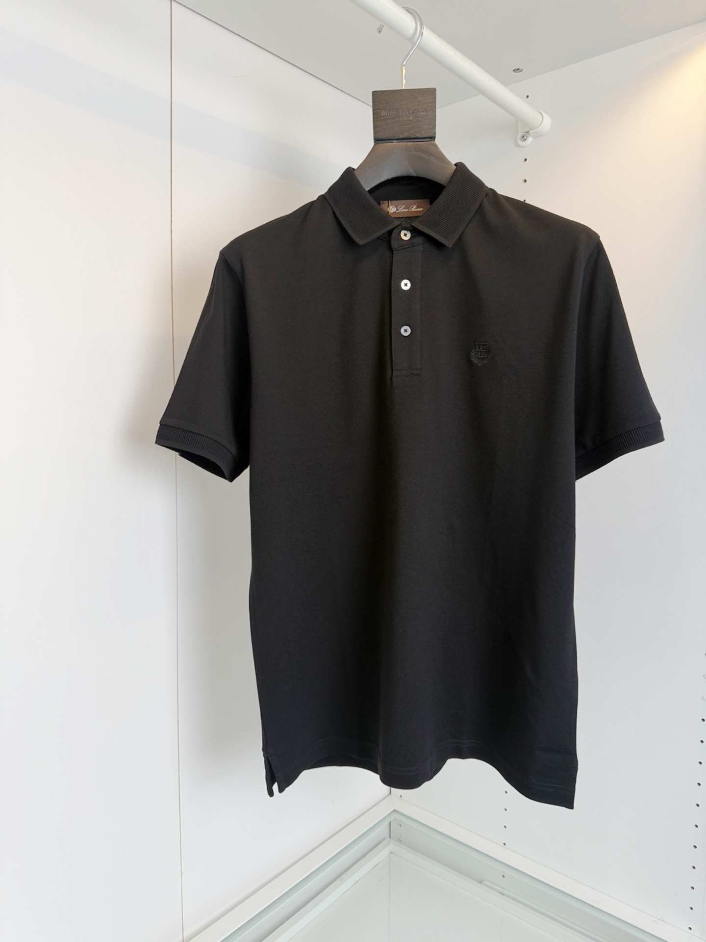 NO:130262,Lo*ro Pi*na Nuo u Pianya Recommended by old and upstarts!  Logo embroidered woven lapel mercerated Judy cotton short-sleeved POLO shirt Classic three-button lapel style Chest logo embroidery Combined tailoring The fabric is made of woven mercerated Judy cotton fabric, which has good flexibility and is not easy to deform. It is crisp and layered. The unique texture and visual effect are very popular, giving the clothing more layered. Full-quality order [Color] Black Navy Blue Light Blue Military Green [Code] M-2XL Try on 172-148 It is suitable to wear L code, T-shirt, alexander wang19860909Lo*ro Pi*na诺 u翩雅 老钱新贵推荐！标志刺绣编织领翻领丝光朱迪棉短袖POLO衫 经典三粒扣翻领款式 胸口标志刺绣的点缀 合体的剪裁 面料采用订织丝光朱迪棉面料,有着很好的柔韧性 不易变形 挺括又有层次,独特的纹理和视觉效果备受青睐 ,赋予了服装更多的层次感 全品相订单【颜色】黑色 藏青 浅蓝 军绿【码数】M-2XL 试穿172-148穿L码合适,,T-shirt,alexander wang,Men's clothing