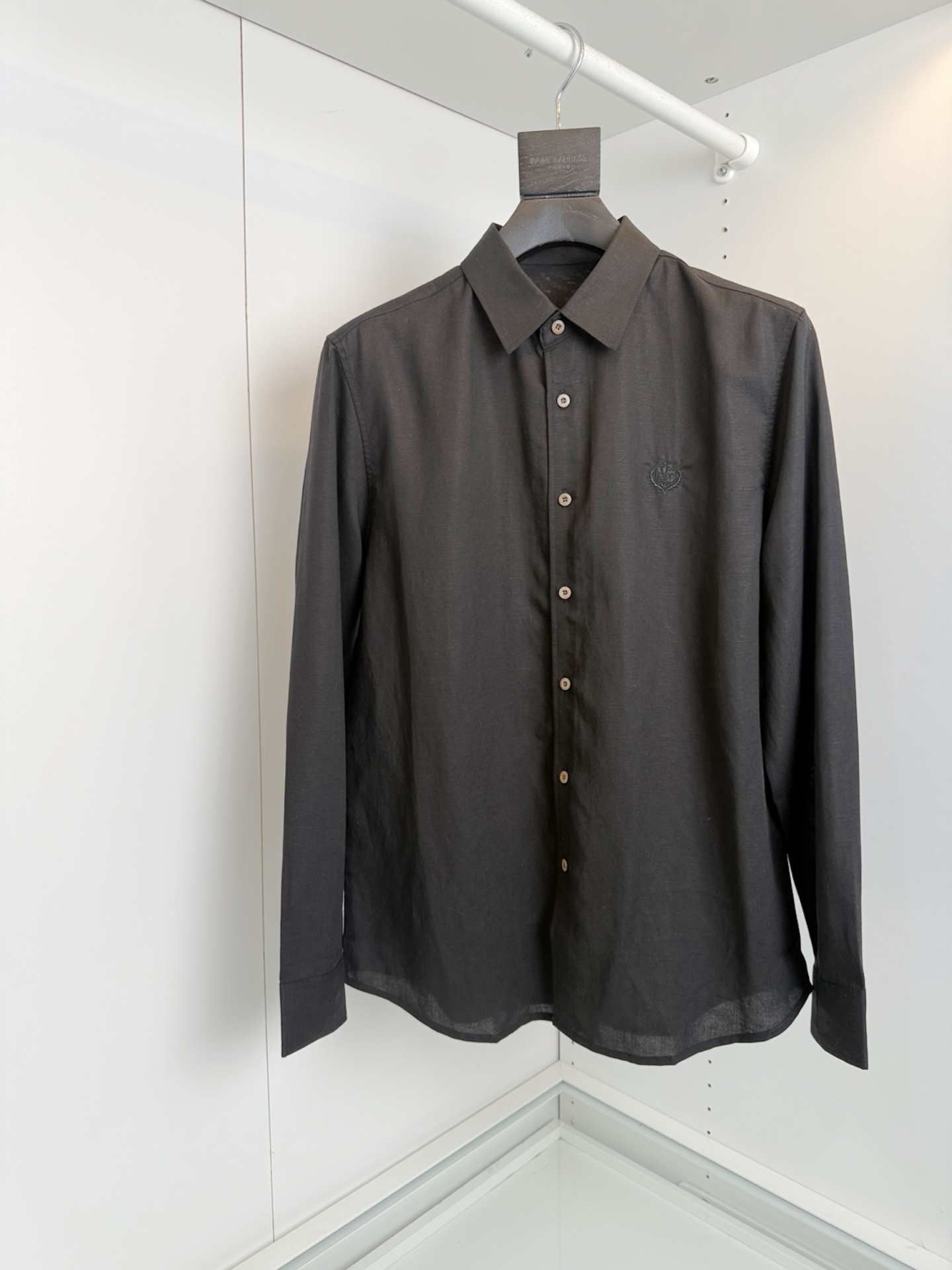 NO:130261,Loro Pia*2025 yuppie gentleman linen shirt, enduring classic style, elegant temperament and modern style, matched with LP embroidery logo to highlight the classic style, the integrated tailoring, the fabric is made of customer-supplied linen and cotton blended material, soft feel, good draping shape, and good breathability, full-quality order [Color] Black White [Code] M-2XL Try on 175-148 for L size,,loro piana,loro piana,shirts,alexander wang19860909Loro Pia*2025雅痞绅士亚麻衬衫 经久不衰的经典款式 典雅气质与现代风范 搭配LP刺绣logo彰显经典风格 合体的剪裁 面料采用客供亚麻和棉混纺材质 手感柔软 垂坠型好 又有很好的透气性 全品相订单【颜色】黑色 白色【码数】M-2XL 试穿175-148穿L码合适,,loro piana,loro piana,shirts,alexander wang,Men's clothing