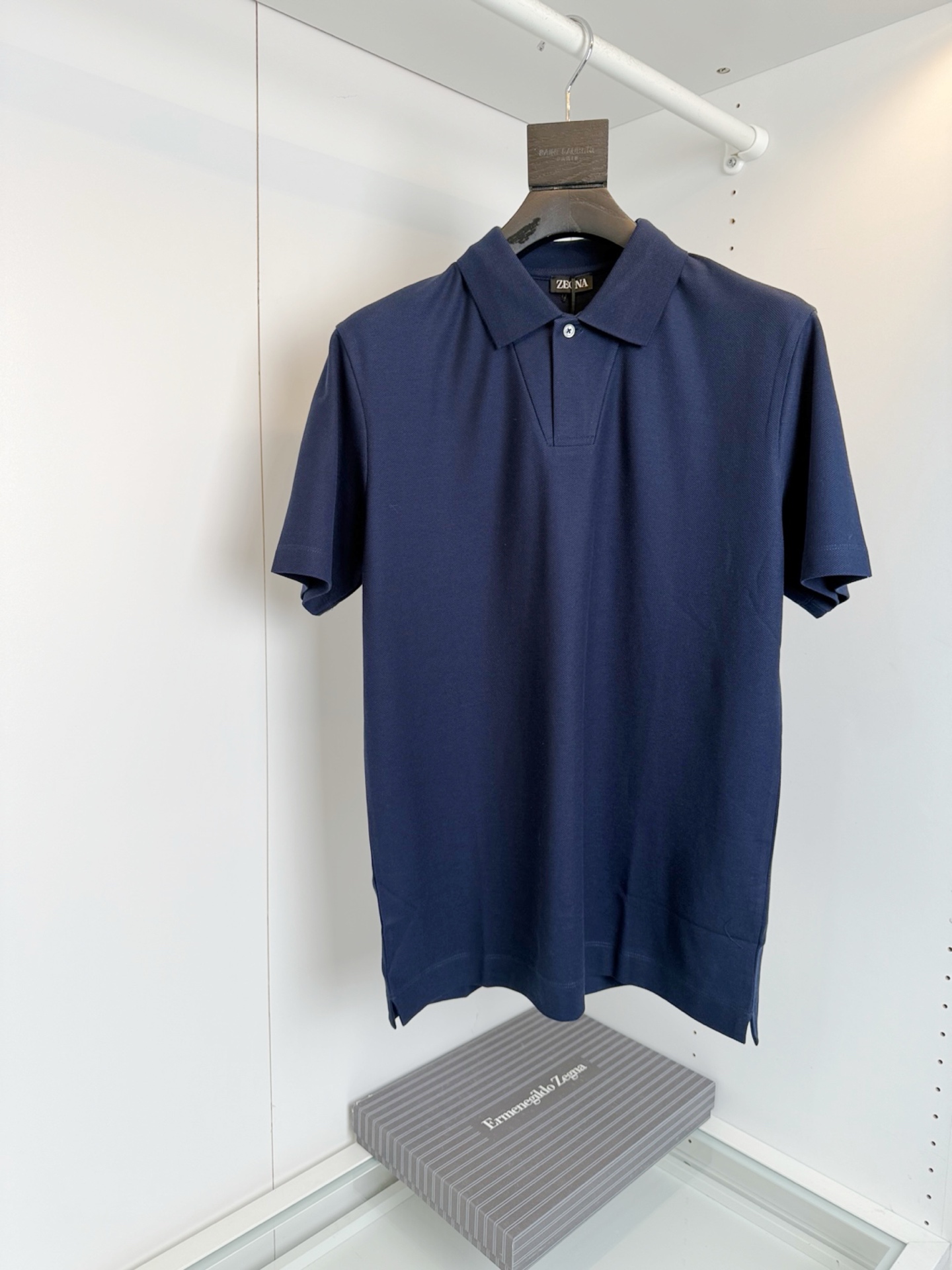 NO:161740,Zeg*a Jie*ya Spring and Summer 2025 Classic Business and Casual Men's Mercerated Beaded Polo Shirt. Classic and versatile. A must-have style in the wardrobe. Classic V-neck Lapel Style. Striped Decoration of the Back Collar. Business Commuting. Make the whole more upright and stylish. Light business and casual design. You can easily control different occasions. The fitting style, the fabric is made of mercerated beaded beaded velvet cotton, with a warm and shiny surface. The upper body is comfortable, skin-friendly, breathable, and the full-quality order [Color] Navy Blue Camel White [Code] M-2XL Try it on 172-148. Appropriate wear, alexander wang19860909Zeg*a杰*亚 2025春夏 年年经典 商务休闲男士丝光珠地POLO衫. 经典百搭.衣橱必备的款式 经典V领翻领款式 后领口条纹装饰 商务通勤 让整体更加挺拔有型 轻商务休闲设计 让您轻松驾驭不同场合. 合体的版型,面料采用丝光珠地长绒棉材质,表面有着温润的光泽感 上身 舒适,亲肤,透气好,全品相订单 【颜色】藏青 驼色 白色【码数】M-2XL 试穿172-148穿L合适,,alexander wang,Men's clothing