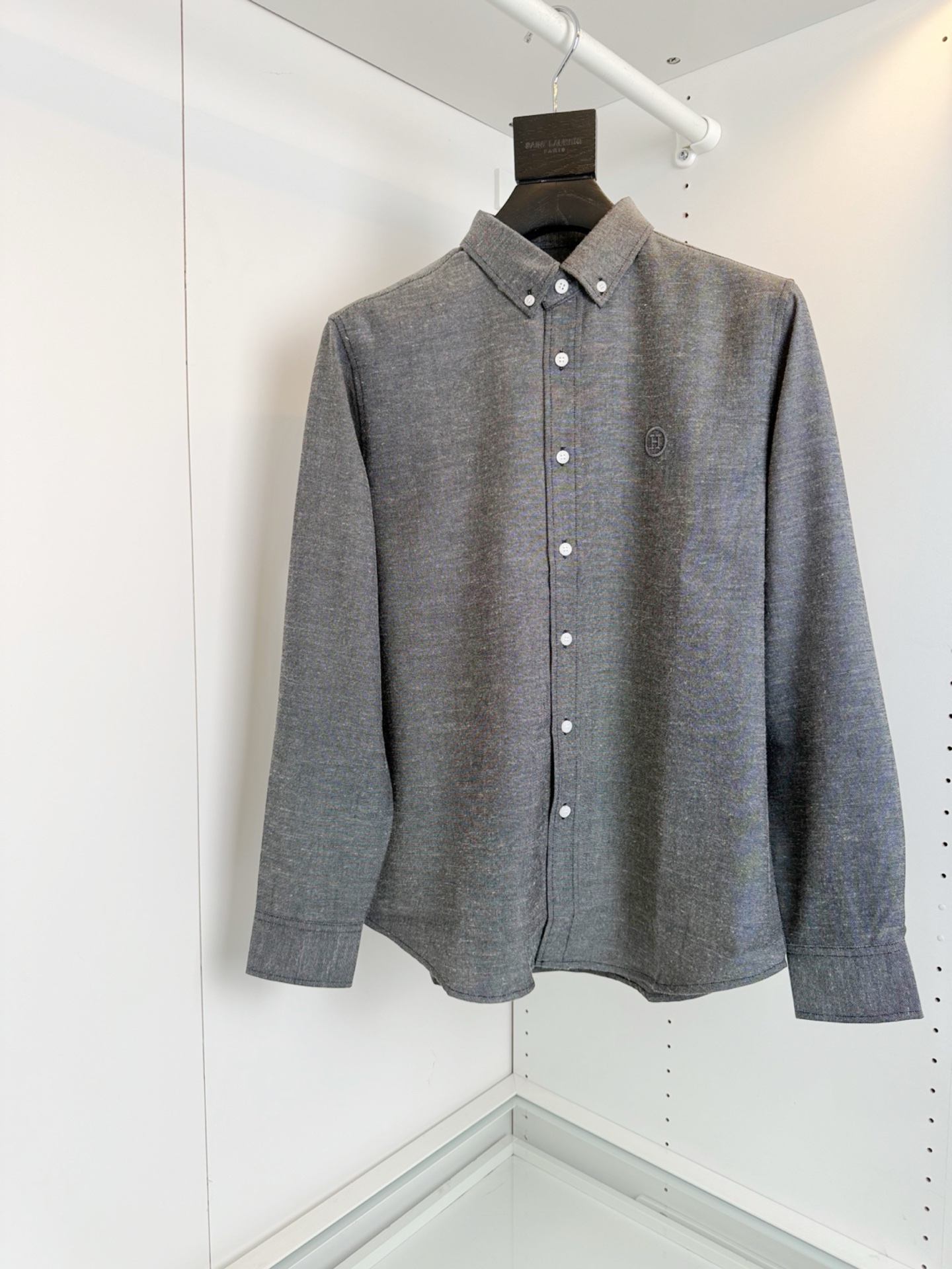 NO:130264,HERM*S2025 yuppie gentleman linen shirt, enduring classic style, elegant temperament and modern style, matched with LP embroidery logo to highlight the classic style, the combination of tailoring, the fabric is made of customer-supplied linen and cotton blended material, soft feel, good draping shape, and good breathability, full-quality order [color, light gray, dark gray [code] M-2XL, try on 175-148, suitable for wearing L-code,, hermes, loro piano, shirts, alexander wang19860909HERM*S2025雅痞绅士亚麻衬衫 经久不衰的经典款式 典雅气质与现代风范 搭配LP刺绣logo彰显经典风格 合体的剪裁 面料采用客供亚麻和棉混纺材质 手感柔软 垂坠型好 又有很好的透气性 全品相订单【颜色 浅灰 深灰【码数】M-2XL 试穿175-148穿L码合适,,hermes,loro piana,shirts,alexander wang,Men's clothing