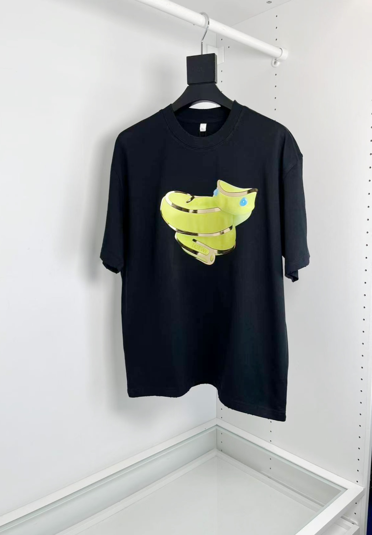 NO:130258,LOEW*Luo*Wei Snake Year Couple Series!  The collision design of fashion and sports. Cycling fitness. I love sports. I don’t want to see this design that combines fashion and sports like everyone else. Not just a simple LOGO stacking. From fabric cutting, details processing. A T-shirt that combines each other is very thoughtful. The style adopts three-dimensional tailoring. A slightly wide-size style makes the upper body very detailed, worn design, tailoring and deconstructive design. The upper body can experience it. It is light and not loose for a long time. It highlights the sense of quality [Color] Black White [Code] M-2XL Try it on 172-148. It is suitable for wearing L, loewe,tees, t-shirt,alexander wang19860909LOEW*罗*威蛇年情侣系列！时尚与运动的碰撞设计 骑行 健身 喜爱运动 又不想跟大家一样看这款时尚与运动相结合的设计 不单单简单LOGO堆砌 从面料剪裁 细节的处理 相互融合很有想法的一款T恤 版型采用立体剪裁 微阔版型 让上身很有细节,磨破设计,剪裁和解构主义的设计,上身就能体会 轻盈的同时 久穿不松垮 凸显品质感 【颜色】黑色 白色【码数】M-2XL 试穿172-148穿L合适,,loewe,tees，t-shirt,alexander wang,Men's clothing