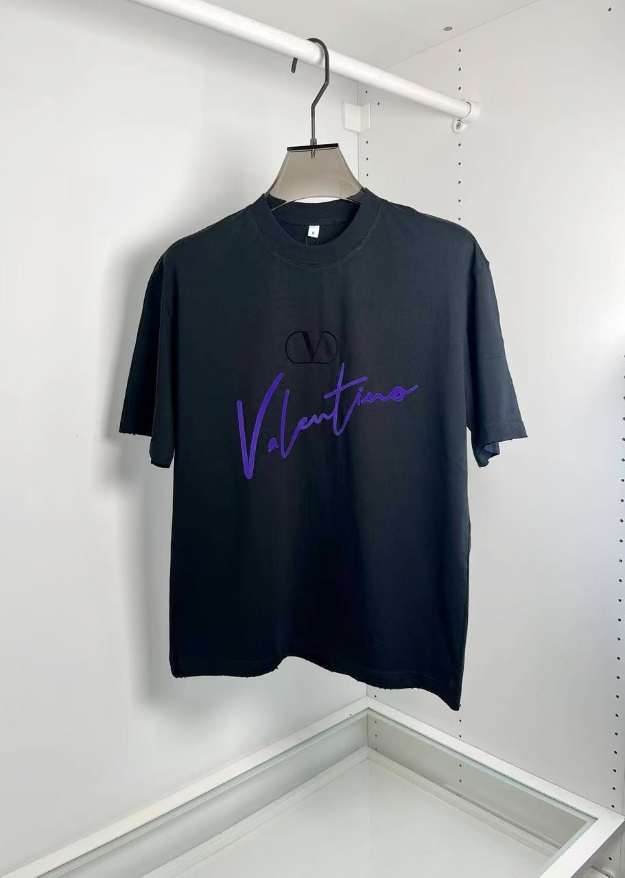 NO:130252,VALE Valentine's new spring and summer style 2025ss logo print fashionable short-sleeved T-shirt with letters superimposed logo logo design, micro reflective material craftsmanship The white and purple color scheme is very highlighted The upper body is very fashionable The slightly wide cut The neckline is worn slightly fit the neck slightly more fashionable, which makes the fabric look 230 grams of high-strength pure cotton material, the upper body is comfortable and breathable, and has a good crisp and styling. Full-quality order [Color] Black White [Size:] M-XXL Try on 172-148 wearing L size loose, valentino, valentino, T-shirt, tees, t-shirt, alexander wang19860909VALE华伦*奴 2025ss春夏新款 标志印花时尚微阔短袖T恤 字母叠加logo标志的设计,微反光材质的工艺 白紫的配色很有亮点 上身很有时尚 微阔的剪裁 领口磨破微微贴合颈部 更显潮流感 面料采用 230克重高支纯棉材质 上身舒适透气 又有很好的挺括型感 全品相订单【颜色】黑色 白色 【尺码:】M-XXL 试穿172-148穿L码宽松感,,valentino,valentino,T-shirt,tees，t-shirt,alexander wang,Men's clothing