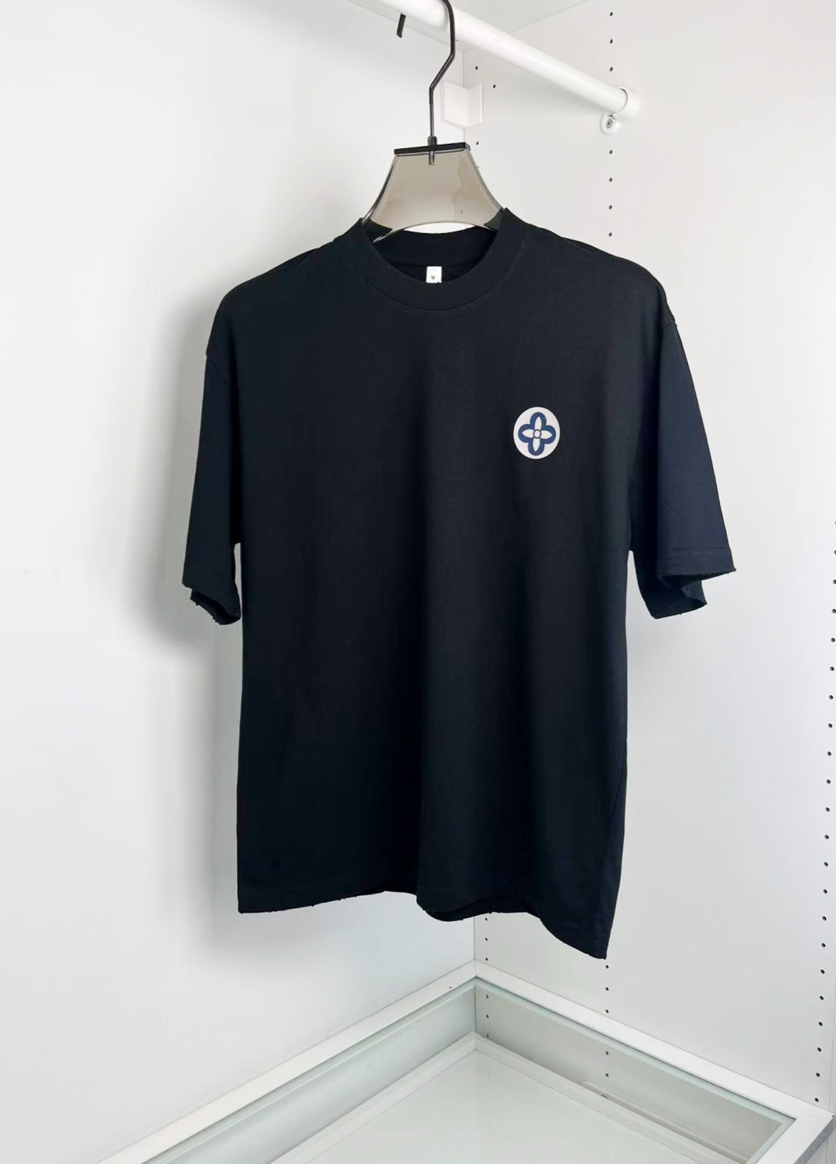 NO:130249,lV25SS spring and summer new double yarn pure cotton material round neck short Tee, same style for men and women couples, a slightly wide-size hand-drawn pattern printed casual short-sleeved T-shirt!  With its unique design and exquisite craftsmanship, V Home's new hand-painted T-shirt has become a clear stream in the fashion industry!  This T-shirt is made of double yarn pure cotton customized by customer, with a soft and delicate feel, close to the body and skin-friendly, bringing an unparalleled comfort experience to the wearer!  The four-leaf clover logo on the chest is equipped with 3M reflective design, and the letter design on the back is both fashionable and personalized, full of fun!  This design not only shows the unique charm of the brand, but also reflects the unique taste of the wearer!  The slightly wide and worn round neck style has exquisite and exquisite cutting and routing technology. After the upper body, whether it is matched with jeans or casual pants, it can show a fashionable and casual atmosphere!  【Color】Black White【Size】M-XXL Try on 175-148L wide-size,louis vuitton,jeans,T-shirt,tees,t-shirt,alexander wang19860909lV25SS春夏新款双纱纯棉材质圆领短Tee,男女情侣同款,微阔版型手绘图案印花休闲短袖T恤衫！渠道稀出,V家新款手绘T恤以其独特的设计和精致的工艺,成为了时尚界的一股清流！这款T恤采用了客供定制的双纱纯棉材质,手感柔软细腻,贴身亲肤舒适,为穿着者带来无与伦比的舒适体验！衣身胸前的四叶草logo带3M反光设计,后背字母设计变换标识既时髦又个性,充满了趣味性！这种设计不仅展现了品牌的独特魅力,也体现了穿着者的独有品味！微阔磨破的圆领版型,裁剪走线工艺精湛考究,上身之后,无论是搭配牛仔裤还是休闲裤,都能展现出时尚休闲的气息！【颜色】黑色 白色【尺码】M-XXL 试穿175-148穿L阔型,,louis vuitton,jeans,T-shirt,tees，t-shirt,alexander wang,Men's clothing