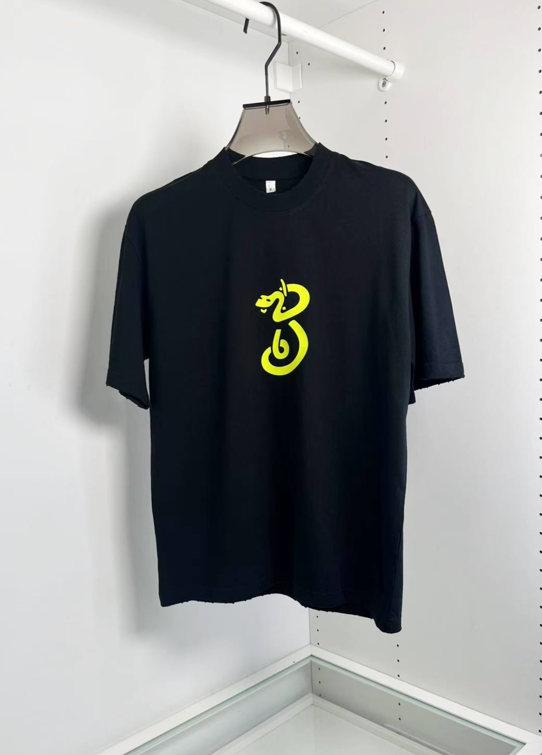 NO:130246,Burba*li 2025 classic B-shaped Snake Year Micro-Seam Short-Sleeve T-shirt, with a slightly broad-braised design that highlights the trend and fashion. The front logo of the Year of the Snake Year B-shaped logo combines simple and fashionable design with exquisite craftsmanship clothing items. It cleverly combines the brand's iconic elements with modern trends, showing the unique brand charm and the wearer's personality style. The fabric is made of 230 grams of pure cotton, skin-friendly, breathable, comfortable and has a good sense of crispness. Full-quality order [Color] White Black [Code] M-2XL Try on 172-148 wearing L-Seam Loose, burberry, T-shirt,tees, t-shirt,alexander wang19860909Bur巴*莉 2025经典B字造型蛇年微标短袖T恤 ,微阔磨破设计彰显潮流时尚,正面标志蛇年B形标识,融合了简洁时尚设计与精湛工艺的服饰单品,它巧妙地将品牌标志性的元素与现代潮流趋势相结合,展现了独特的品牌魅力与穿着者的个性风采.面料采用230克重纯棉材质 亲肤 透气 上身舒适又有很好的挺括感 全品相订单 【颜色】白色 黑色【码数】M-2XL 试穿172-148穿L码宽松感,,burberry,T-shirt,tees，t-shirt,alexander wang,Men's clothing