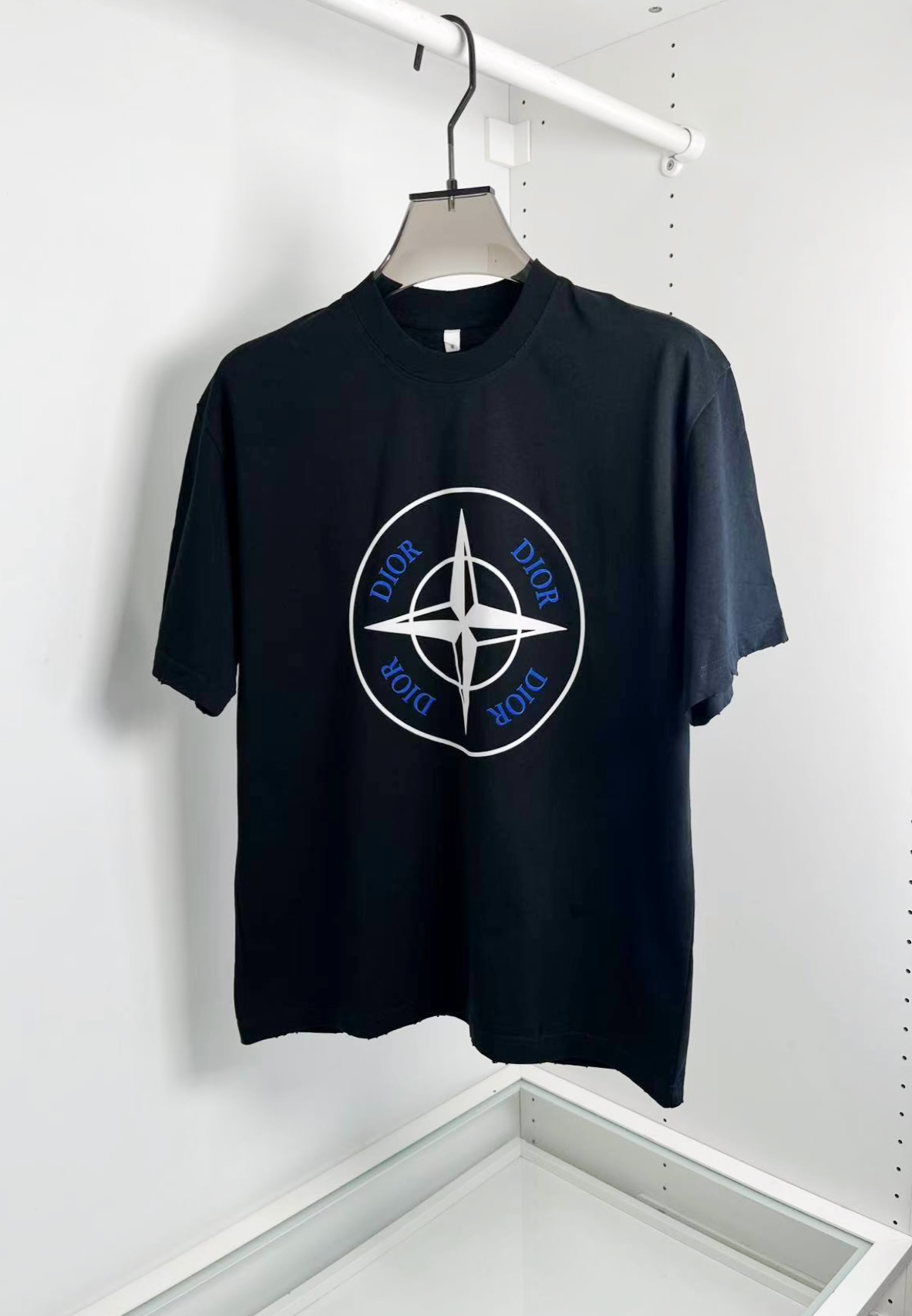 NO:130243,Di*r x Stone island 2025ss Spring and summer new round neck short sleeve embroidered short sleeve custom fabric full texture and soft feel ANDSTONE ISLAND compass star embellishes the front Stone Island classic stars are like pearls on the crown, complementing the Di*r brand logo. A double feast of fashion and quality, 239 grams of fabrics are washed, with better texture, not easy to deform, not easy to shrink, not easy to fade, maintain long-term beauty, same style for men and women couples, slightly wide version [Color] Black White [Size] M-2XL Try on 175-148 wearing L size (loose feeling), T-shirt, alexander wang19860909Di*r x Stone island 2025ss春夏新款圆领短袖 刺绣短袖定制面料 质感十足 手感柔软 ANDSTONE ISLAND罗盘星点缀正面 Stone Island 的经典星星如同王冠上的明珠 与 Di*r品牌标志相得益彰 时尚与品质的双重盛宴,客供239克面料都经过浇洗 手感质感更佳 不易变形 不易缩水 不易褪色 保持长久的美观 男女情侣同款 微阔版型【颜色】黑色 白色【尺码】M-2XL 试穿175-148穿L码（宽松感）,,T-shirt,alexander wang,Men's clothing