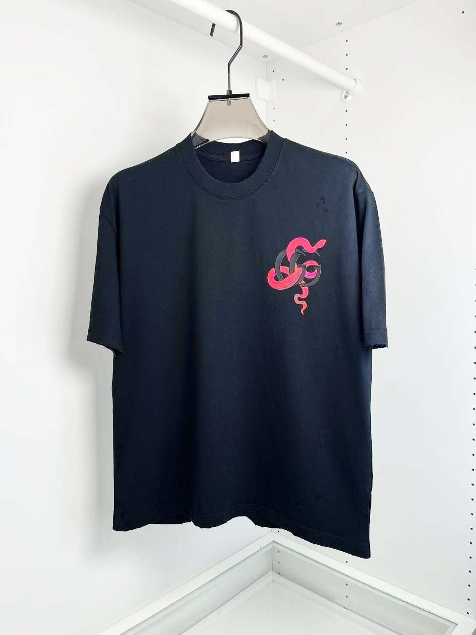 NO:130268,GUC*I ancient 2025 spring and summer year of the snake theme slightly broad-shaped couple round neck short-sleeved T-shirt, logo combined with the year of the snake theme design, using printing technology to present, slightly broad-shaped cut, worn fashionable design The neckline slightly fits the upper body of the neck, the fabric is made of 230 grams high-strength pure cotton material, moderate thickness, delicate and soft touch, skin-friendly, and has a very crisp texture [Color] Black White [Size] M-2XL Try on 172-148 wear L loose, gucci, T-shirt,tees, t-shirt,alexander wang19860909GUC*I古2025春夏蛇年主题微阔型情侣款圆领短袖T恤衫,标志结合蛇年主题设计 采用印花的工艺来呈现,微阔的版型剪裁 磨破时尚设计 领口微微贴合颈部上身时尚潮流 面料采用230克高支纯棉料,厚度适中,触感细腻柔软,亲肤,有着很好的挺括质感 【颜色】黑色 白色【码数】M-2XL 试穿172-148穿L宽松感,,gucci,T-shirt,tees，t-shirt,alexander wang,Men's clothing