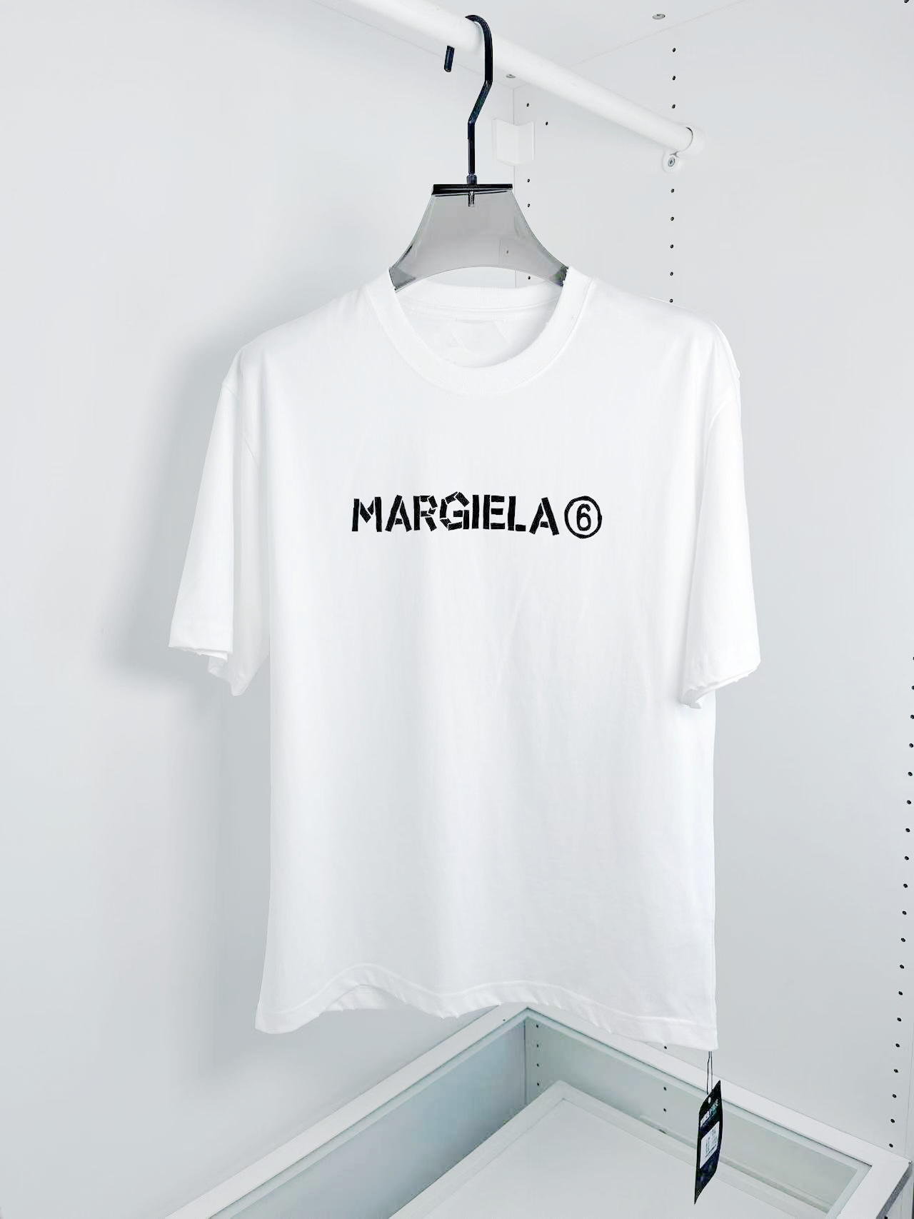 NO:130265,MM6 Martin Magira 2025SS Spring and Summer New Fashion Washed Destroy Cotton Round Neck Short Tee, the same classic logo pattern printed loose silhouette short-sleeved T-shirt!  In the fashion trend, Magira has become the focus of people's pursuit with her simple and unique design!  This T-shirt is made of 230g long velvet cotton cloth for customer-supplied fixed weaving and dyeing. The ready-to-wear has been washed and damaged, making the fabric better texture and comfort!  The fabric is smooth and textured, close to the body and skin, comfortable and soft, allowing you to enjoy fashion while also feeling unparalleled comfort!  Show your taste and temperament!  The loose silhouette design of OS makes this T-shirt more inclusive and suitable for people of all body types!  【Color】Black/White【Size】M-2XL Try on 175-148 Wear L Loose, Masion Margiela, Masion Margiela, T-shirt,tees, t-shirt,alexander wang19860909MM6马丁马吉拉 2025SS春夏新款时尚水洗破坏棉质圆领短Tee,男女同款经典logo图案印花宽松廓形短袖T恤衫！在时尚的潮流中,玛吉拉以其简洁独特的设计成为了人们追求的焦点！这款T恤采用客供定织定染230g长绒棉布制作,成衣经过水洗破坏处理,使得面料具有更好的质感和舒适性！面料织纹平顺有质感,贴身亲肤舒适柔软,让你在享受时尚的同时,也能感受到无与伦比的舒适体验！彰显出你的品味与气质！OS宽松廓形设计,使得这款T恤更具有包容性,适合各种体型的人群穿着！【颜色】黑色/白色【尺码】M-2XL试穿175-148穿 L宽松感,,masion margiela,masion margiela,T-shirt,tees，t-shirt,alexander wang,Men's clothing