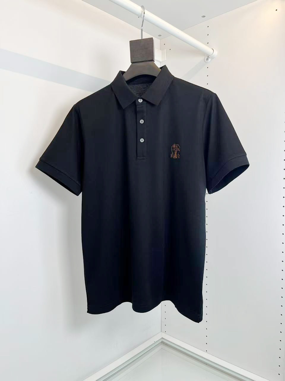 NO:130270,Bru**llo Cuci**lli Recommended by old and newcomers As the first choice for upstarts, BC home is exquisitely made of materials and the overall design is quite fashionable. Today I recommend his versatile classic POLO shirt cabinet for sale!  Classic styles of business commuter lapel POLO shirt. Classic two-bar buckles, cuff webbing hem slit, turtle back details, inner logo, integrated style. There is no excessive decorative embellishment. The fabric is exquisite and easy to match as the overall design. The fabric is made of customer-supplied fixed-woven beaded floor fabric, skin-friendly and breathable, and the fabric is very backbone, the upper body is crisp and stylish, the hardware and accessories are all in full quality, business and casual, classic style [Color] Black White Gray [Code] M-2XL Try on 172-148 wearing L slim feel, chanel, alexander wang19860909Bru**llo Cuci**lli 老钱新贵们推荐 作为新贵的首选 BC家材质讲究的同时 整体的设计颇具时尚感 今天推荐他家百搭经典POLO衫 柜在售！年年经典款式 商务通勤翻领POLO衫.经典两粒扣 ,袖口织带下摆开叉 龟背的细节 内里标志 合体的版型.没有过多的装饰点缀 以版型面料考究易于搭配 作为整体设计 面料采用客供定织 珠地面料,亲肤透气同时,面料很有骨干,上身挺括有型,五金辅料全品相,商务休闲,经典款式【颜色】黑色 白色 灰色【码数】M-2XL 试穿172-148穿L修身感,,chanel,alexander wang,Men's clothing