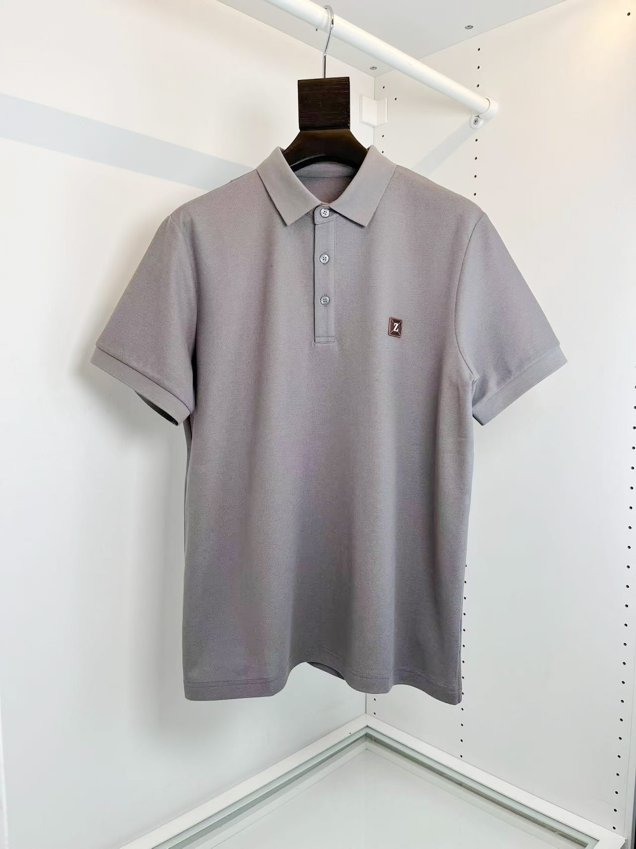 NO:130267,Jeni*2025 Spring and Summer Latest Logo Men's Lapel Short-Sleeve Knitted Sweater, made of selected knitted cotton fabric, 60 super soft long velvet cotton, 16-needle dense needle method, clear texture, showing high-end luxury quality; the comfort of wearing close-fitting is absolutely incomparable to ordinary T-shirts, and it is more breathable and cooler than ordinary cotton T-shirts, and will not feel hot until July and August. Traditional POLO collar design is simple and generous, light business style, and the iconic LOGO logo decoration on the chest has a strong sense of quality, the upper body has a taste and style, and it is super versatile and never out of time. It is worn alone in summer, simple and generous, and can be easily dealt with in business and leisure; it can also be worn in spring and autumn, and it is a good choice for wearing jackets and windbreakers, full of trendy gentlemanly style. Export order standard, the details are handled very well, and a knitted Polo shirt that you don't want to take off on your upper body. [Color] Black White  Gray【Size】M-2XL, zegna, jackets & coats, T-shirt,tees, t-shirt,alexander wang19860909杰尼*2025春夏最新徽标男士翻领短袖针织衫,精选针织棉质面料制成, 60支超柔长绒棉,16针密致针法,纹理清晰,尽显高端奢华品质；贴身穿着的舒适度绝对是普通Ｔ恤无法比拟的,而且比普通棉质T恤更为透气凉爽,穿到7、8月不会有热感.传统POLO领设计,简单大方,轻商务风格,胸口标志性LOGO徽标装饰,品质感极强,上身有品位有格调,且超级百搭,永不过时,夏季单穿,简单大方,商务休闲皆可轻松应对；春秋季也可作内搭,外穿夹克风衣都是不错的选择,满满的新潮绅士风.出口订单标准,细节处理非常到位,上身就不想脱的一款针织Polo衫.【颜色】黑色 白色 灰色【尺码】M-2XL,,zegna,jackets & coats,T-shirt,tees，t-shirt,alexander wang,Men's clothing