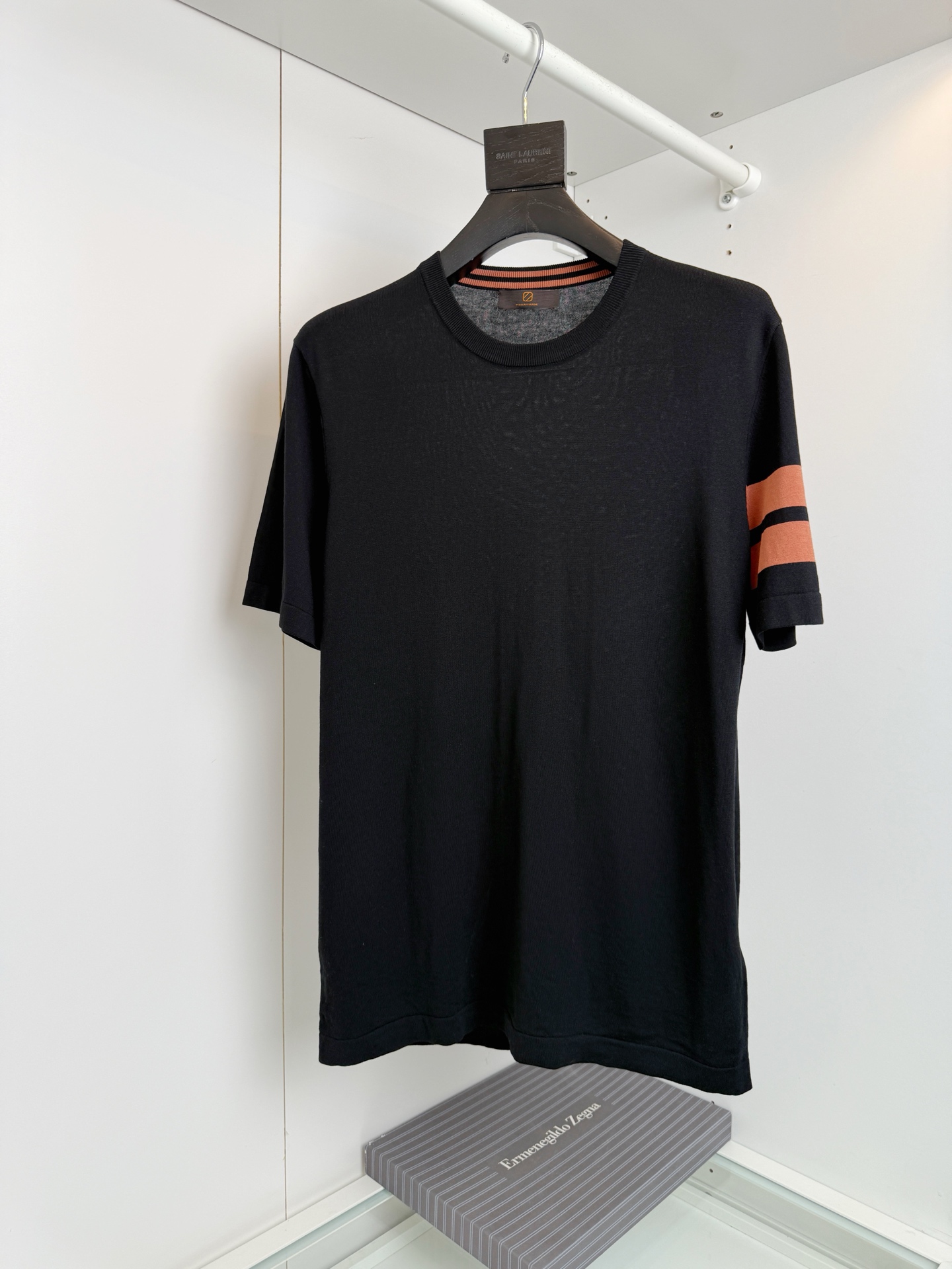 NO:775148,The highest version on the market, the girl inspects the goods, trims the three marks on the threads, and delivers the goods. You can send pictures and videos. If you want quality and service, add me on WeChat. We will not accept urgent orders. Zeg*a High-end mulberry silk knitted short-sleeved, a must-have for the 2026 summer wardrobe. A basic round-neck short-sleeved T-shirt that is essential for business and leisure. The striped cuff embellishment combined with the collar stripe design is very bright, a classic basic style every year.  The fabric is never sloppy, mulberry silk and tencel blended knitted fabric is breathable and comfortable, with a warm luster on the surface. It looks like basic clothing, but it can be worn with a high-end feel. Standard tailoring, slightly elastic. The upper body has no sense of restraint. High-count mercerized cotton texture, skin-friendly, breathable, and has a good sense of stiffness. Whether worn alone or as a base, it is classic and versatile. Full product order [color] black blue white [size] M-3XL try on 172-  148 is suitable for wearing L, men's clothing, T-shirt, tees, t-shirt,19860909市面最高版本小妹验货、修剪线头上三标、发货可发图及拍视频,要品质要服务的加我微信,不接急单. Zeg*a杰*亚 高端桑蚕丝针织短袖,2026夏日衣橱必备 商务休闲必备的基础款圆领短袖T恤衫 条形袖口点缀结合领口条纹设计 很有亮点,年年的经典基础款式 版型 面料绝不马虎,桑蚕丝天丝混纺针织面料,透气舒适,表面有着温润的光泽感 看似基础的服饰,但能穿出高级感 ,标准的剪裁,微微弹力 上身毫无束缚感 高支丝光棉质地,亲肤 透气,又有很好的挺括感,不管单穿 还是作为打底,经典百搭 全品相订单【颜色】黑色 蓝色 白色【码数】M-3XL 试穿172- 148穿L合适,男装,T-shirt,tees，t-shirt,,Women's clothing