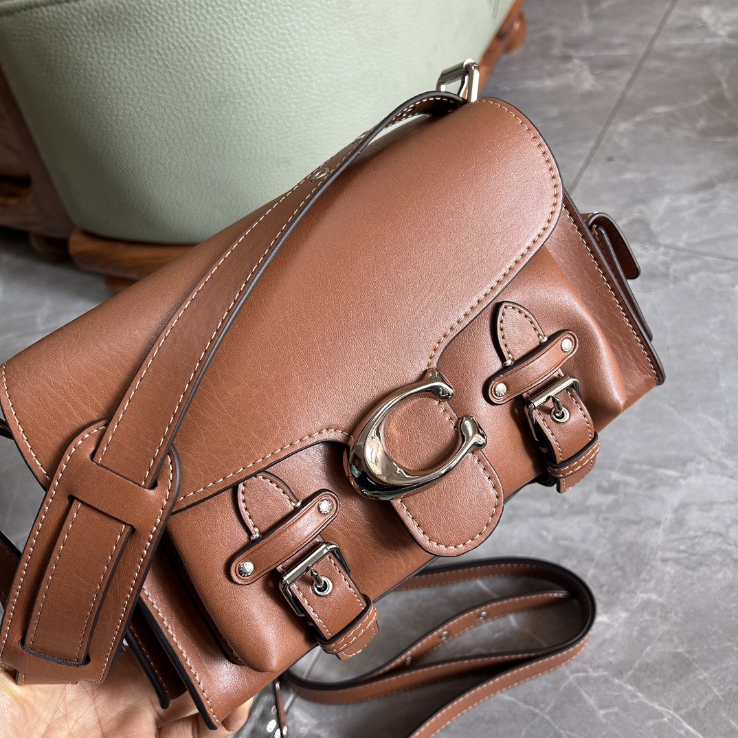 Coach Coach蔻驰新品CARGO SOFT TABBY Cargo Sofr Tabby加入多口袋工装裤元素