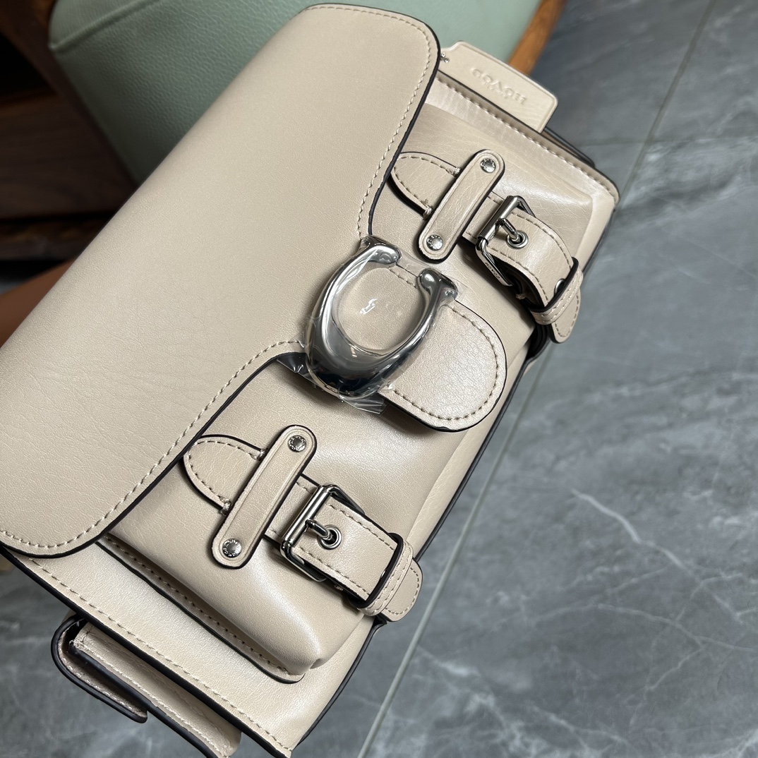 Coach Coach蔻驰新品CARGO SOFT TABBY Cargo Sofr Tabby加入多口袋工装裤元素