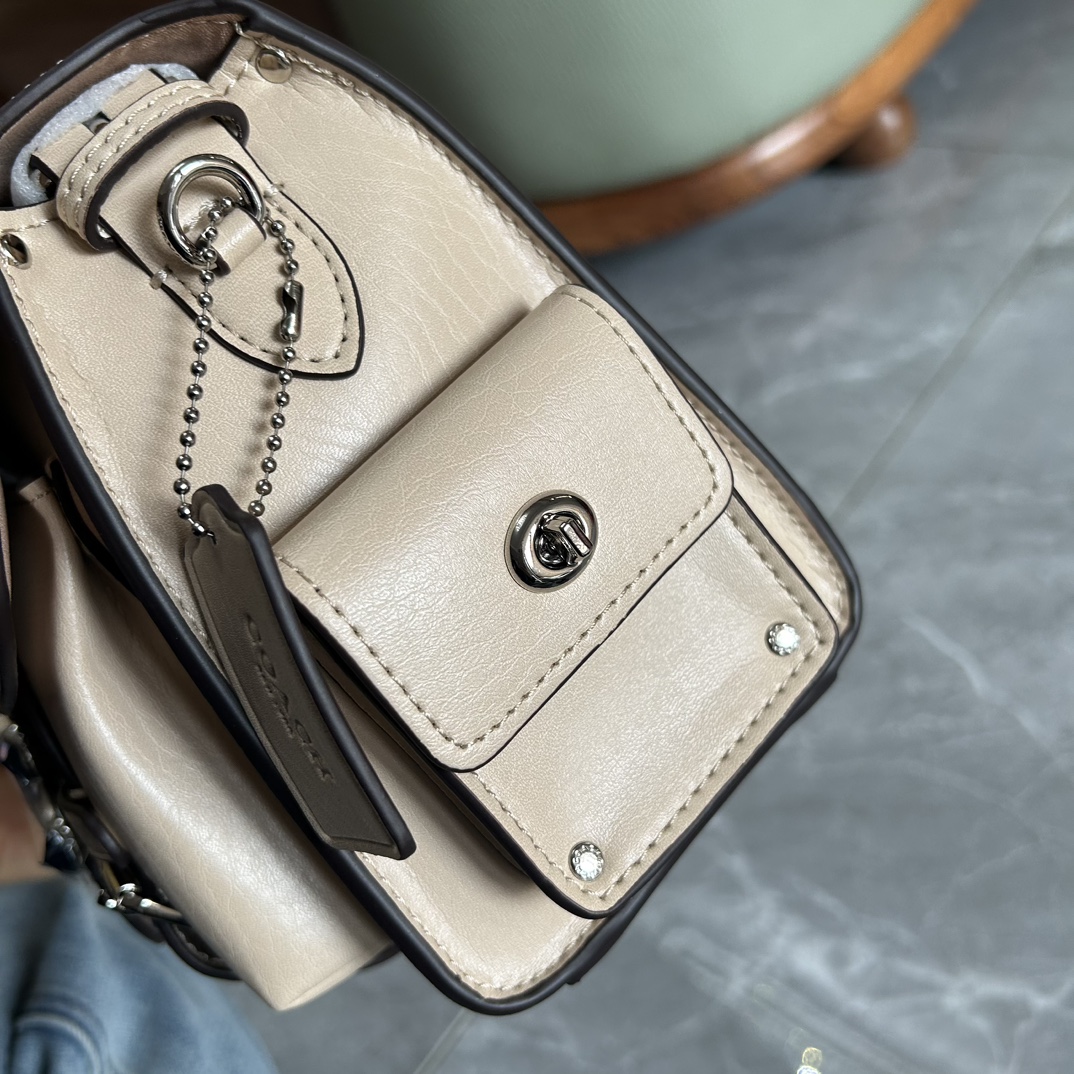 Coach Coach蔻驰新品CARGO SOFT TABBY Cargo Sofr Tabby加入多口袋工装裤元素
