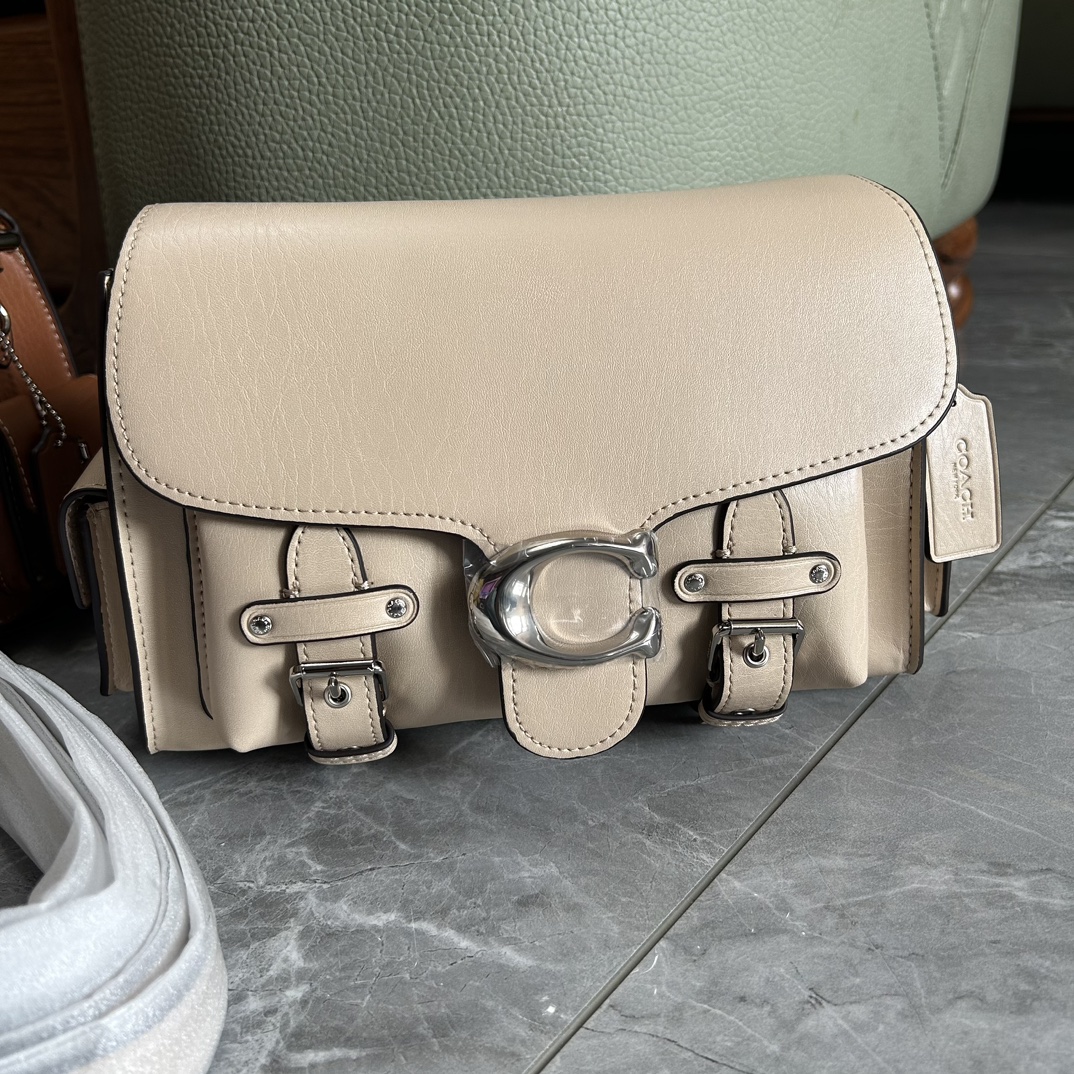 Coach Coach蔻驰新品CARGO SOFT TABBY Cargo Sofr Tabby加入多口袋工装裤元素
