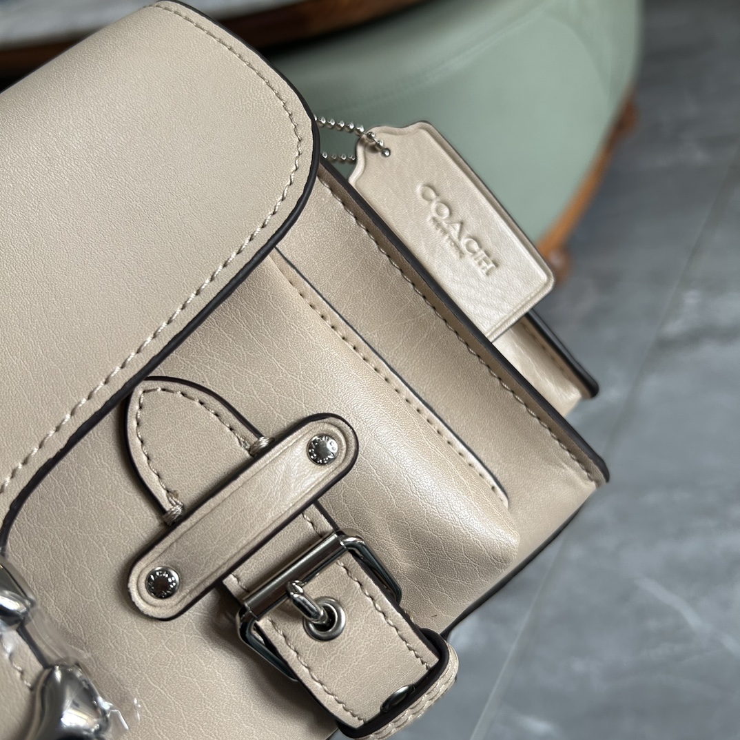 Coach Coach蔻驰新品CARGO SOFT TABBY Cargo Sofr Tabby加入多口袋工装裤元素