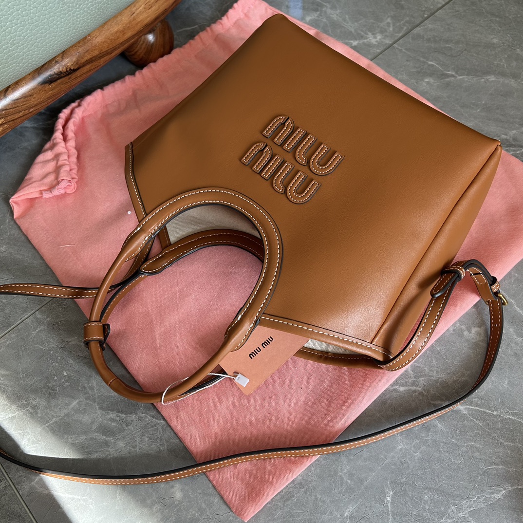 - Interior branded plaque and zippered pocket - Comprehensive 5