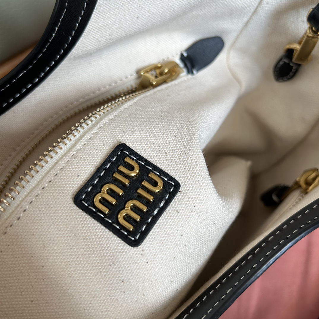 Featuring a vintage-inspired, relaxed silhouette, this piece is presente - Comprehensive 9