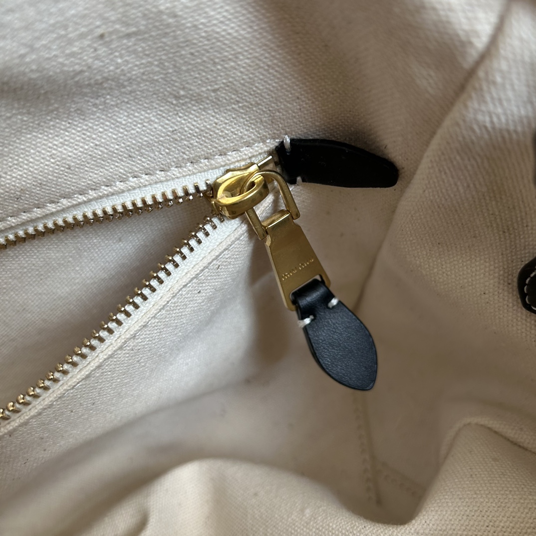Featuring a vintage-inspired, relaxed silhouette, this piece is presente - Comprehensive 6