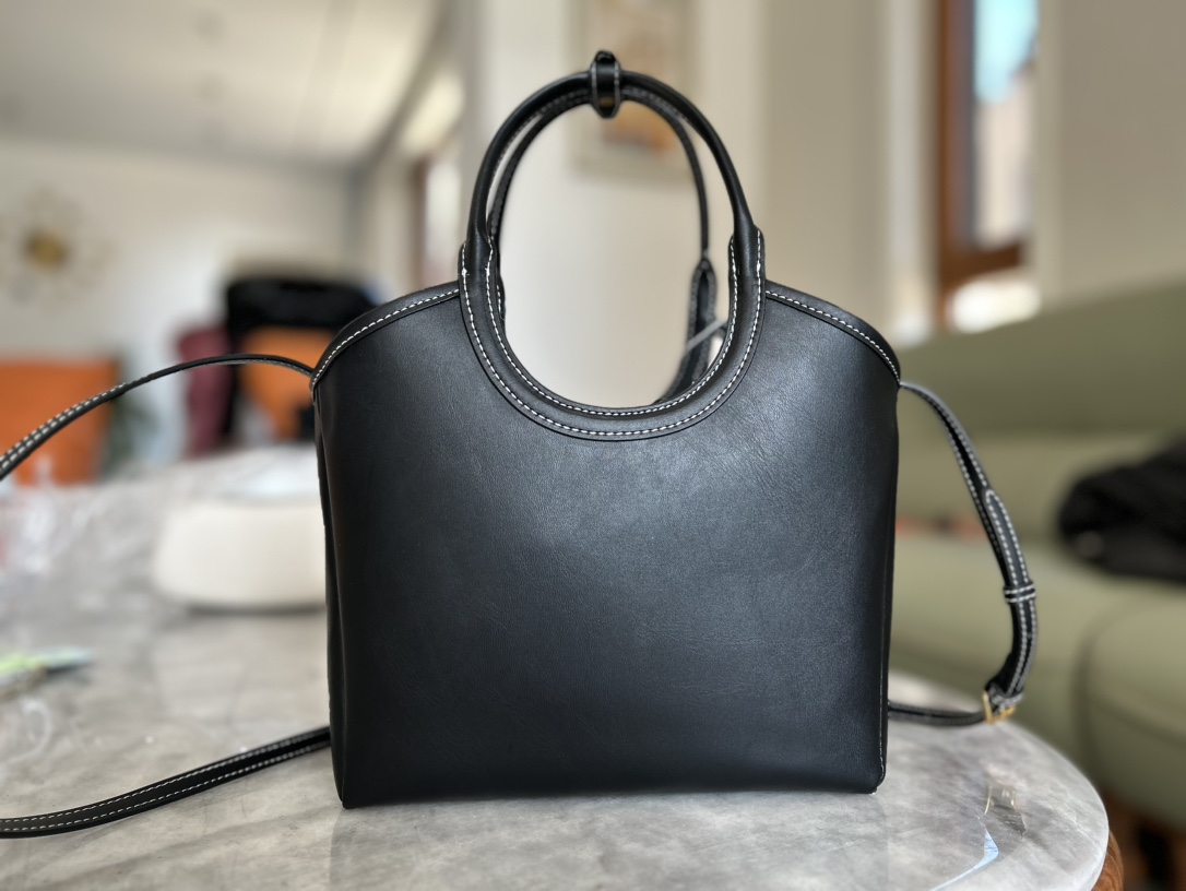 Featuring a vintage-inspired, relaxed silhouette, this piece is presente - Comprehensive 2
