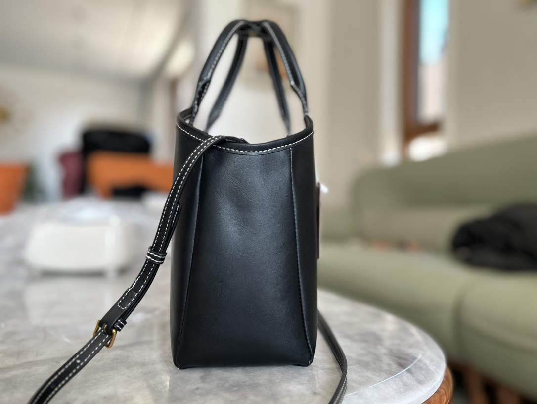 Featuring a vintage-inspired, relaxed silhouette, this piece is presente - Comprehensive 3