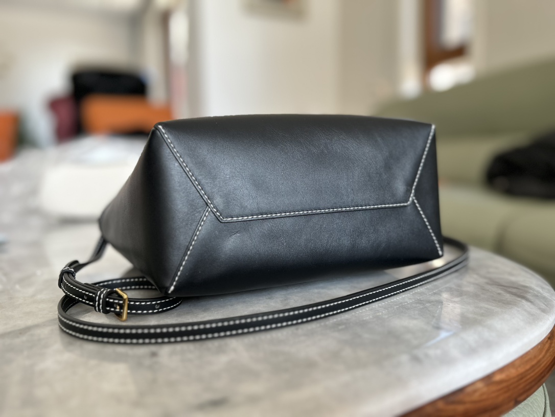 Featuring a vintage-inspired, relaxed silhouette, this piece is presente - Comprehensive 4