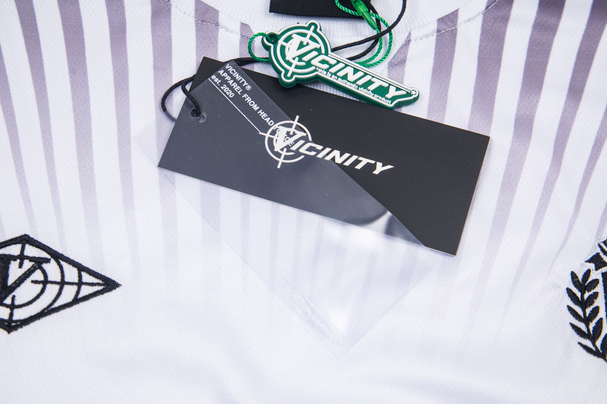 Y04
P55 VICINITY街头潮牌插肩袖球衣 LOGO印花定制螺纹 整件绣花和印花设计 非常耗时耗力 全网独家款
尺码：S-XL
颜色：黑色 白色

​