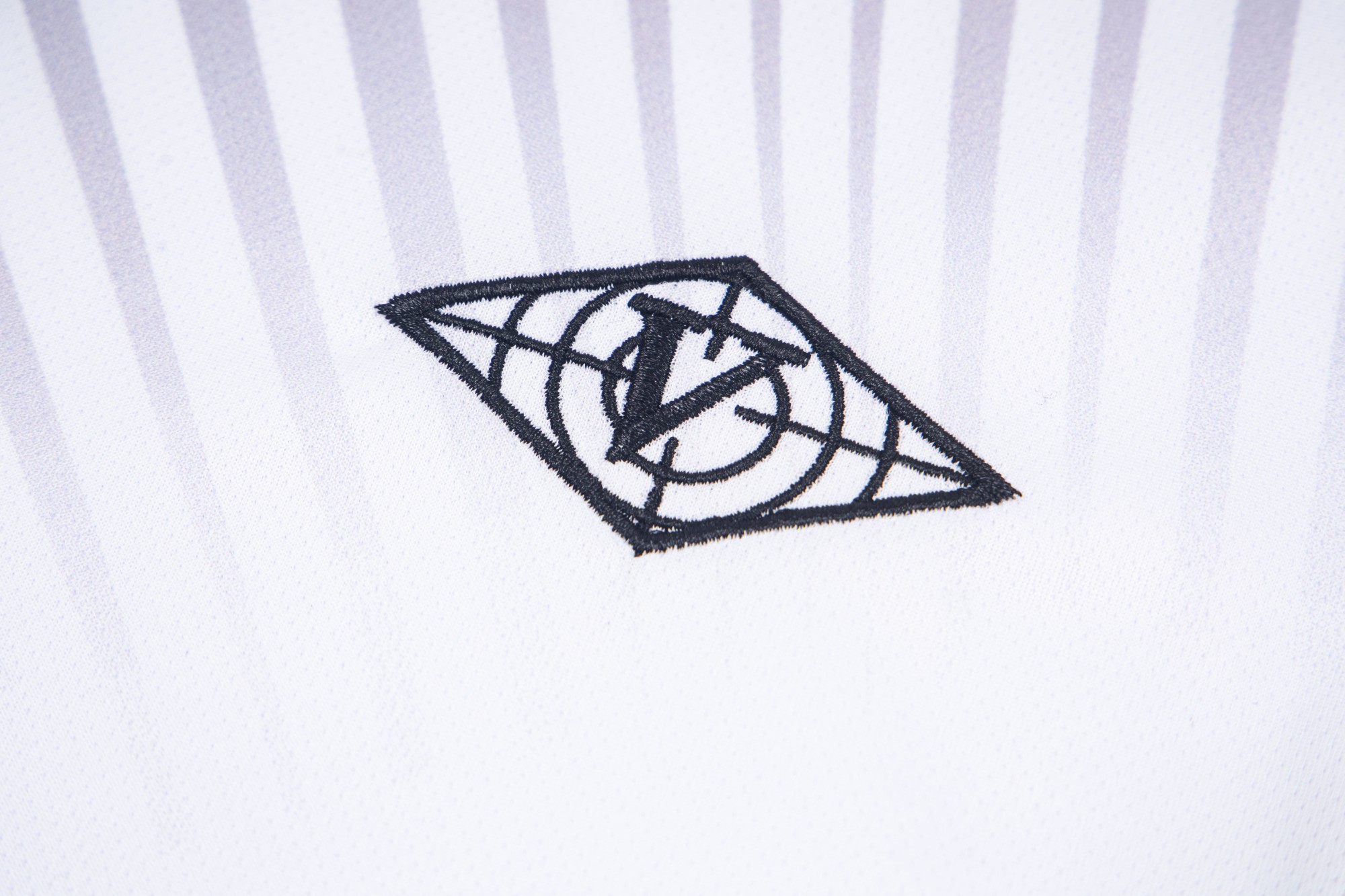 Y04
P55 VICINITY街头潮牌插肩袖球衣 LOGO印花定制螺纹 整件绣花和印花设计 非常耗时耗力 全网独家款
尺码：S-XL
颜色：黑色 白色

​