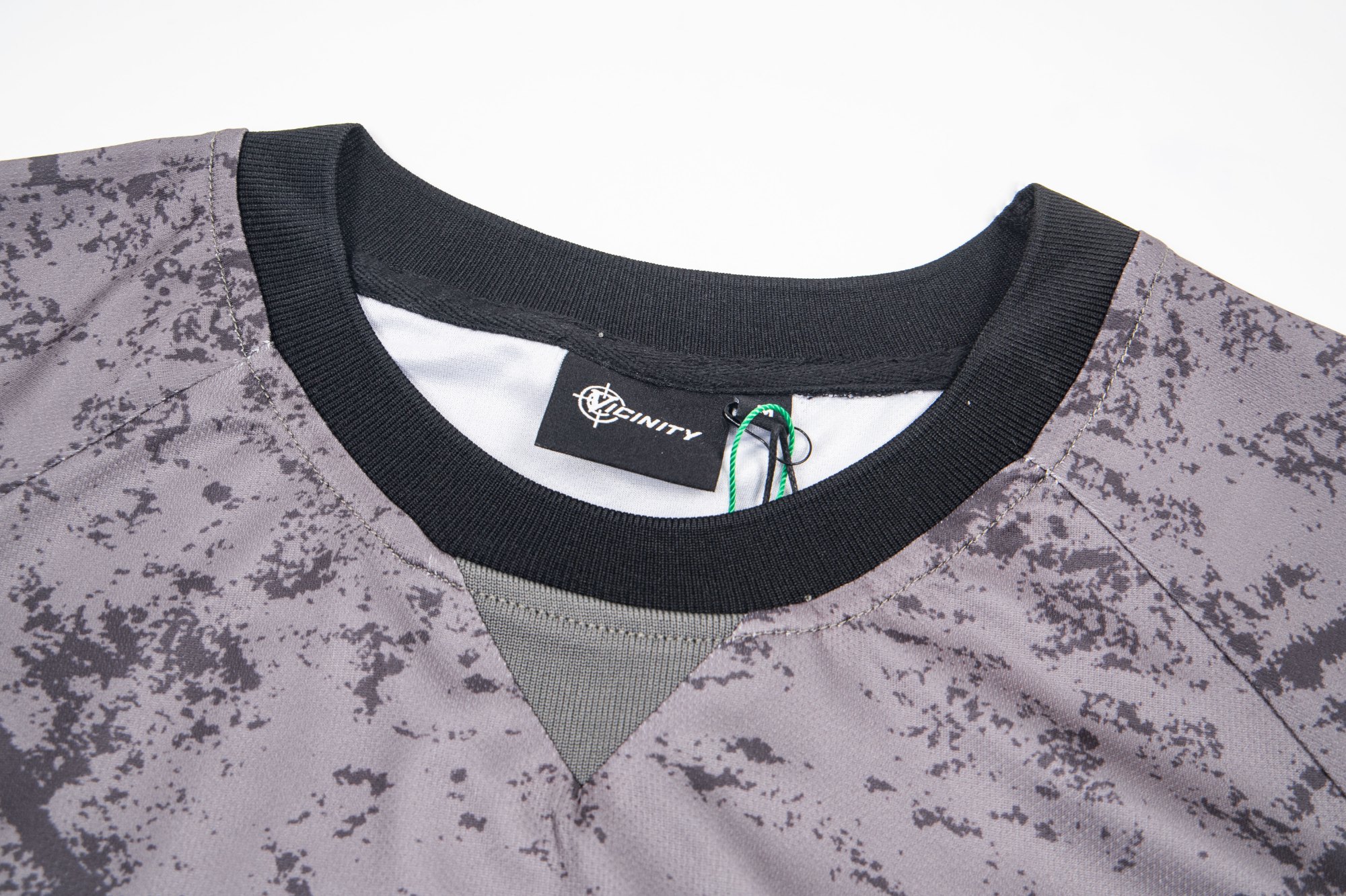 Y06
P55 VICINITY街头潮牌插肩袖球衣 LOGO印花定制螺纹 整件绣花和印花设计 非常耗时耗力 全网独家款
尺码：S-XL
颜色：图片色

​