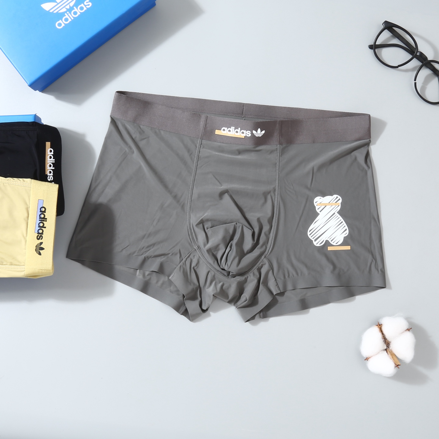  adidas 阿迪达斯 原单品质！时尚潮男新品 锦纶冰丝无缝切割工艺 科学配 76%锦纶+24%氨纶，