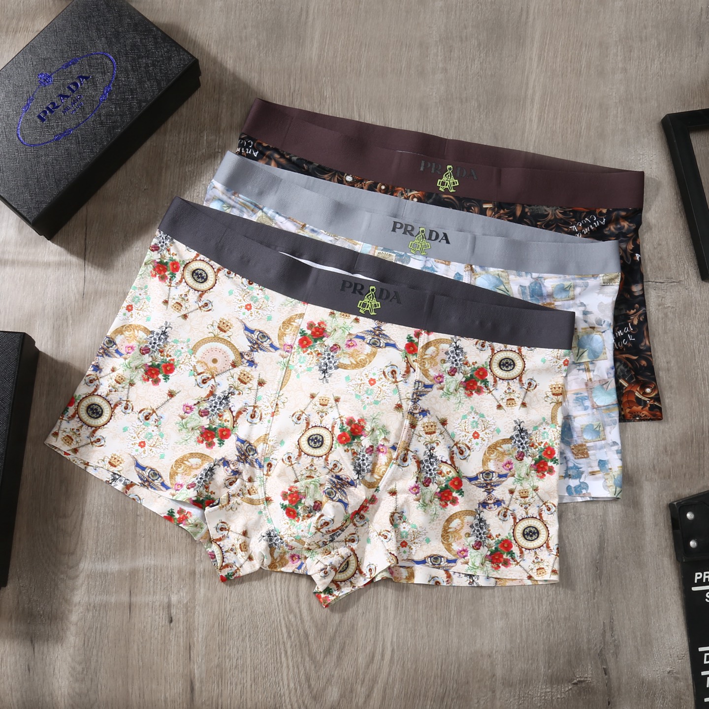 新品！普拉达 PRADA！ 原单品质！潮流奢品 ！轻薄透气设计，精品盒装男士内裤！外贸国外订单，高品质，