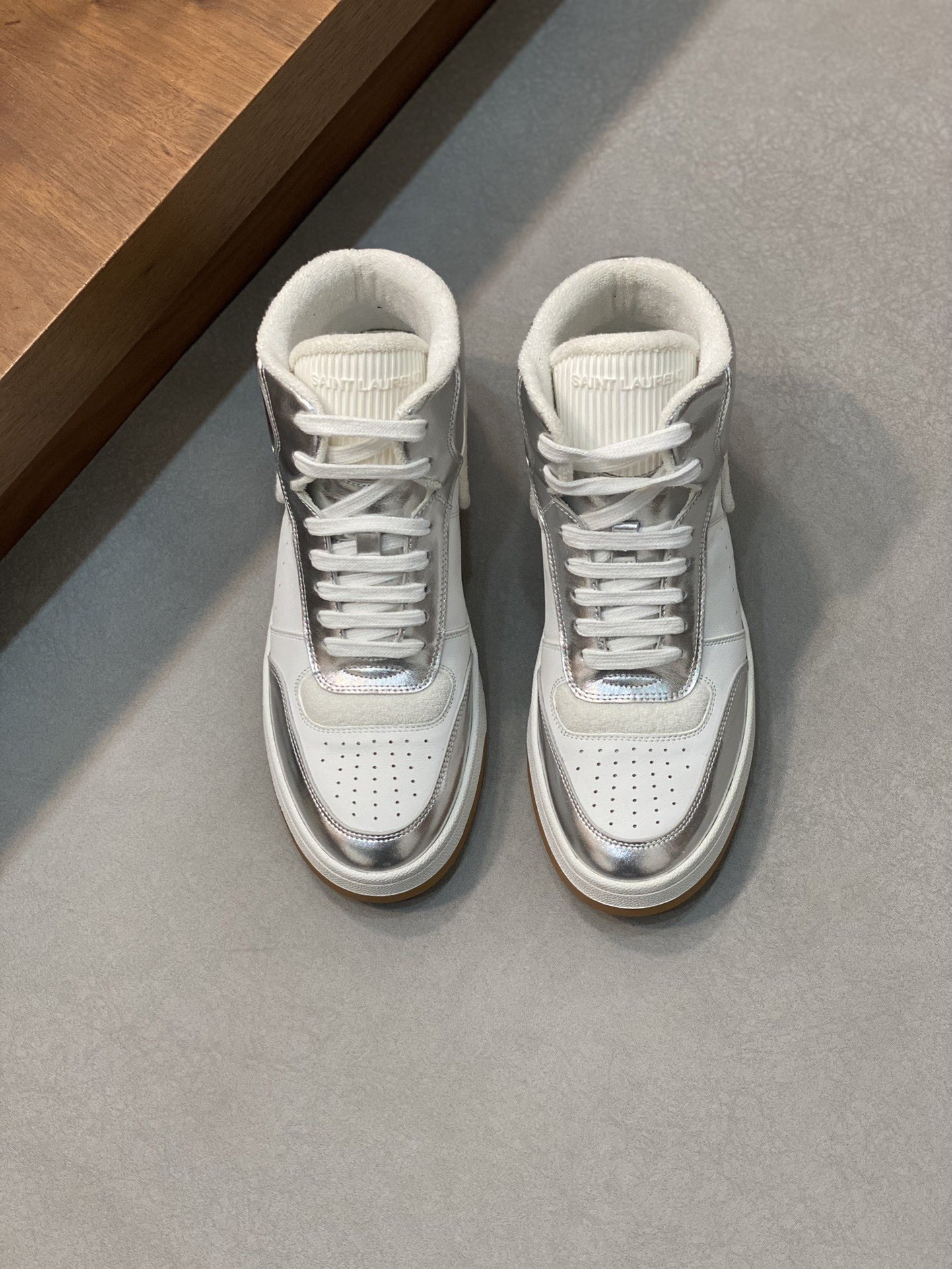 NO:352952,Purchase YSL Saint Laurent Men's SL/61 low-top sneakers, the latest model in the counter, first recommended!  Low-top lace-up sneakers, with porous cowhide on the upper and a gold brand logo, and the side is decorated with SL61 logo. Cowhide upper, rubber outsole Size: 39-44 (customized by 38.45)-,,saint laurent,saint laurent,sneakers,cowhide19860909批 YSL圣罗兰 男士SL/61低帮运动鞋 专柜最新款,首推！低帮系带运动鞋,鞋面点缀多孔牛皮,拉环饰以金色品牌标志.侧面饰以SL61标志 牛皮鞋面,橡胶大底 Size:39-44(38.45定制）-,,saint laurent,saint laurent,sneakers,cowhide,Men's shoes