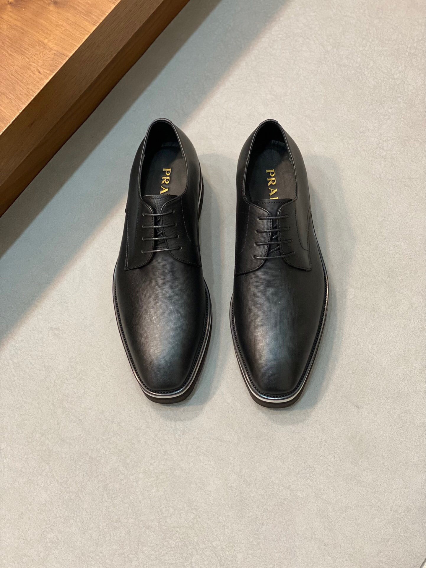 NO:271162,P-home classic men's loafers - top quality, presenting novel silhouettes and exquisite details, with a new design style. This shoe is made of shiny leather, triangular logo decoration, the details of the stitching and original outsole are unique. Calfskin material, inner lining, wheel details, lightweight rubber sole Size38-44 (customized for 45) -,,loafers,cowhide19860909P家经典的男士乐福鞋－顶级品质 呈现出新颖廓形与精致细节,设计风格涣散一新.这款鞋履甑选亮面皮革打造,三角形徽标装饰 间面线缝边与原厂大底的细节别出心裁 小牛皮材质,内里内里,车轮细节轻质橡胶鞋底 Size38-44（45定做） -,,loafers,cowhide,Men's shoes